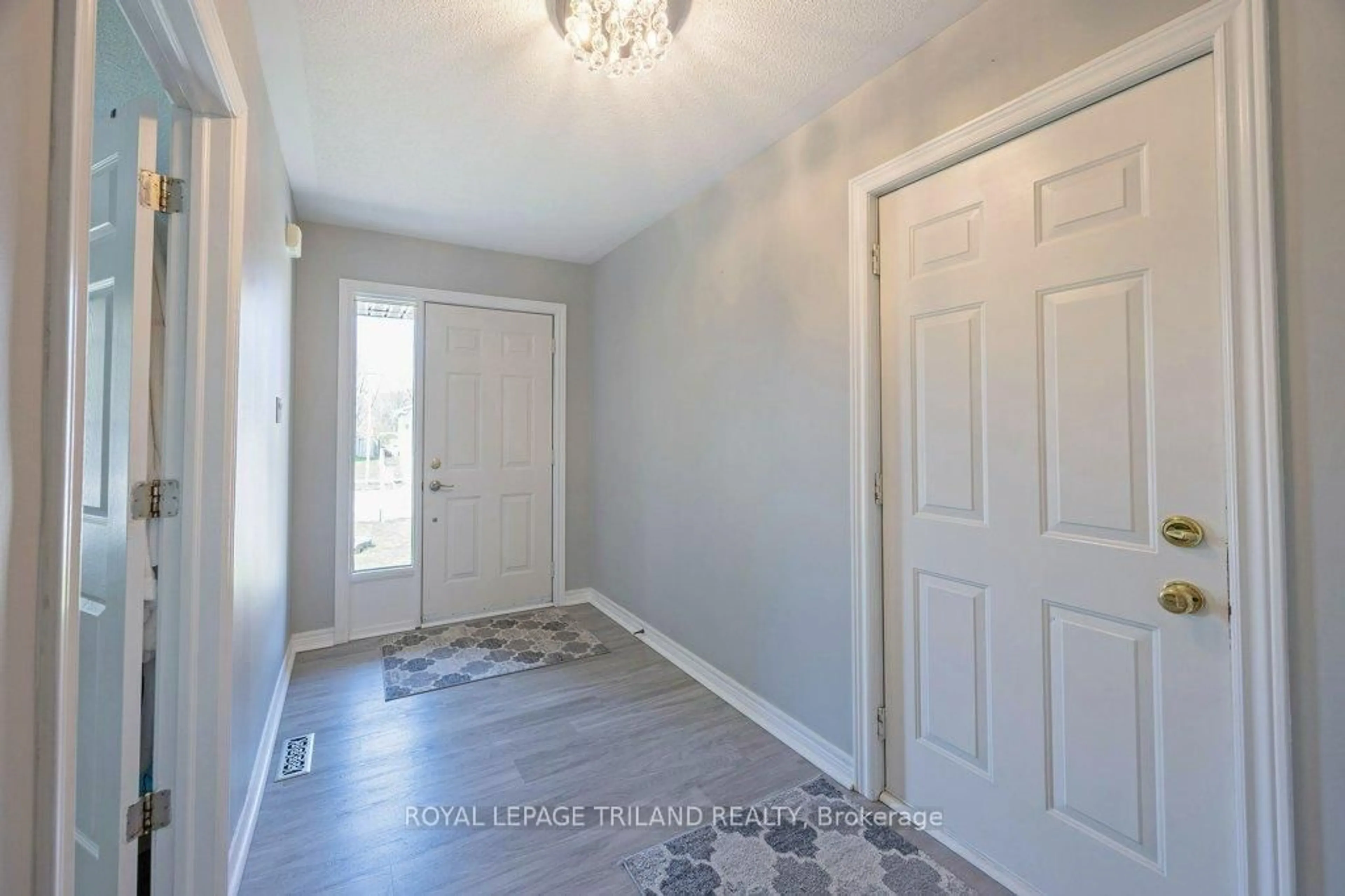 Indoor entryway for 22 STONEYCREEK Cres, London North Ontario N5X 3X4