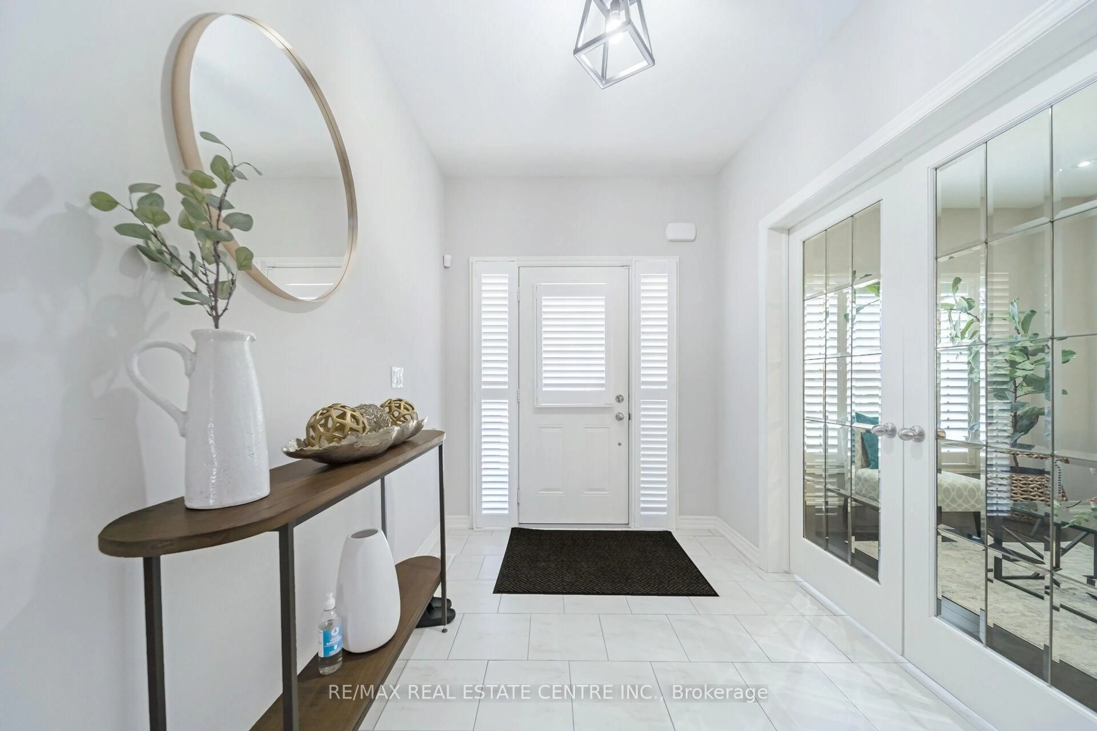 Indoor entryway for 18 Ryan St, Centre Wellington Ontario N1M 0C9