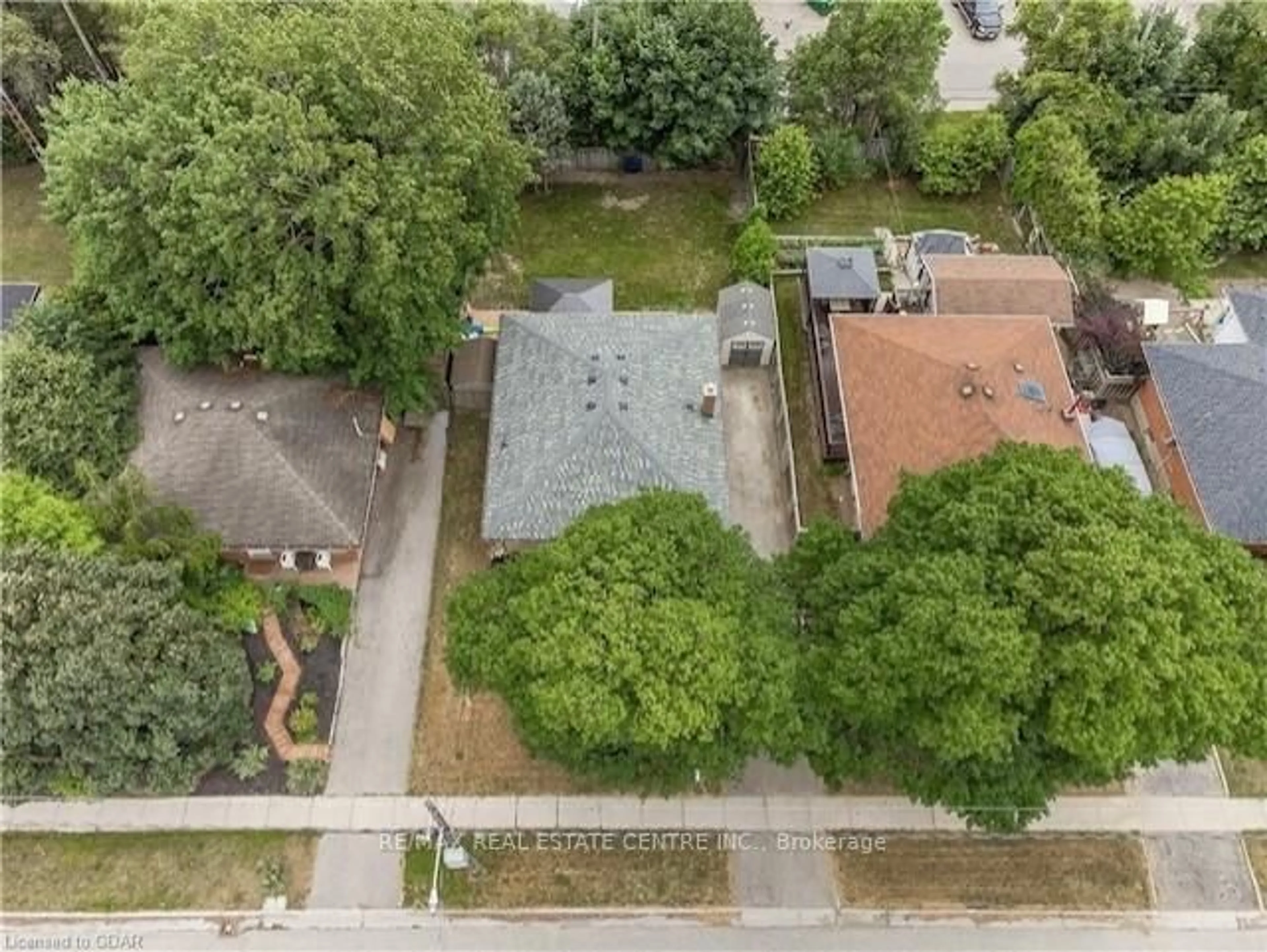 A pic from outside/outdoor area/front of a property/back of a property/a pic from drone, street for 48 Knightswood Blvd, Guelph Ontario N1E 3W5