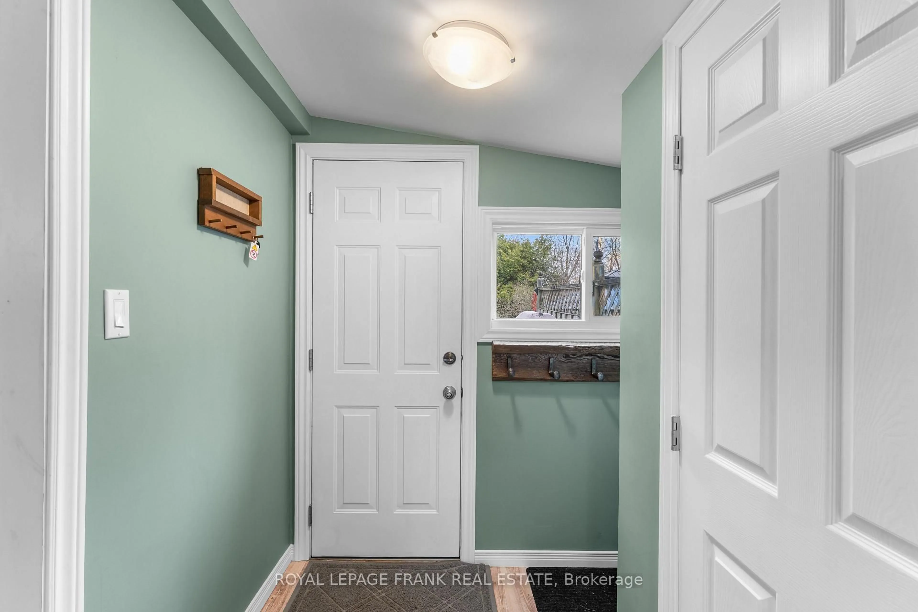 Indoor entryway for 203 Crosby Dr, Kawartha Lakes Ontario K0M 1A0