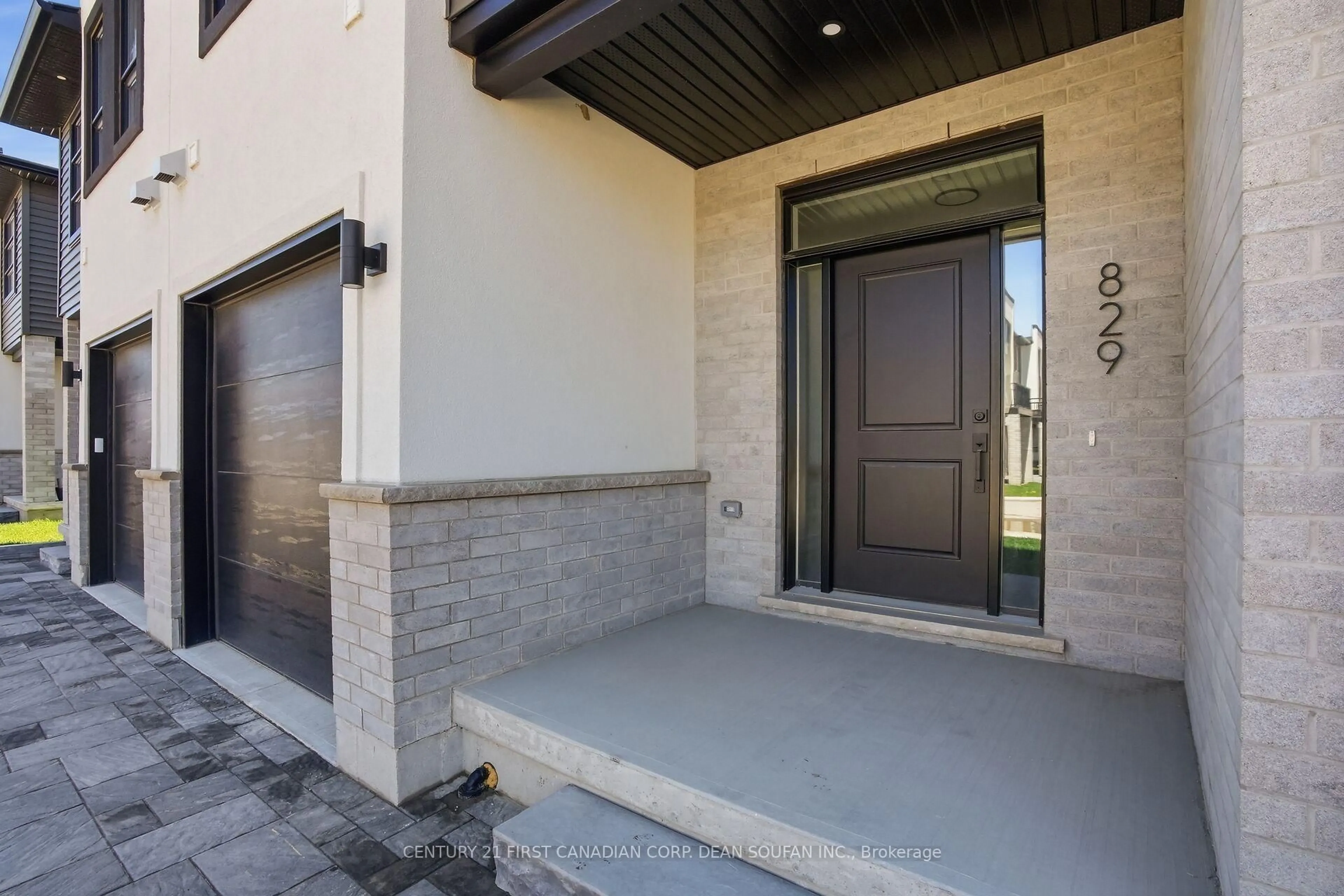 Indoor entryway for 857 Catalpa Sq, London North Ontario N6G 4A5