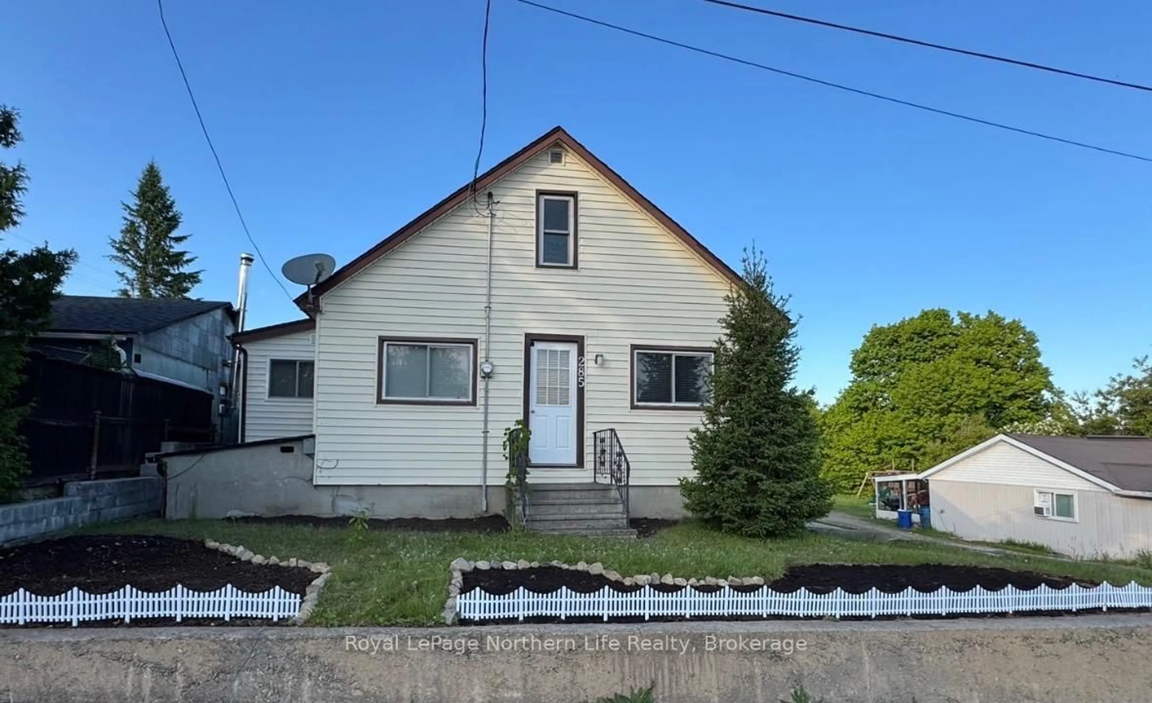 A pic from outside/outdoor area/front of a property/back of a property/a pic from drone, street for 285 Seventh St, Mattawa Ontario P0H 1V0