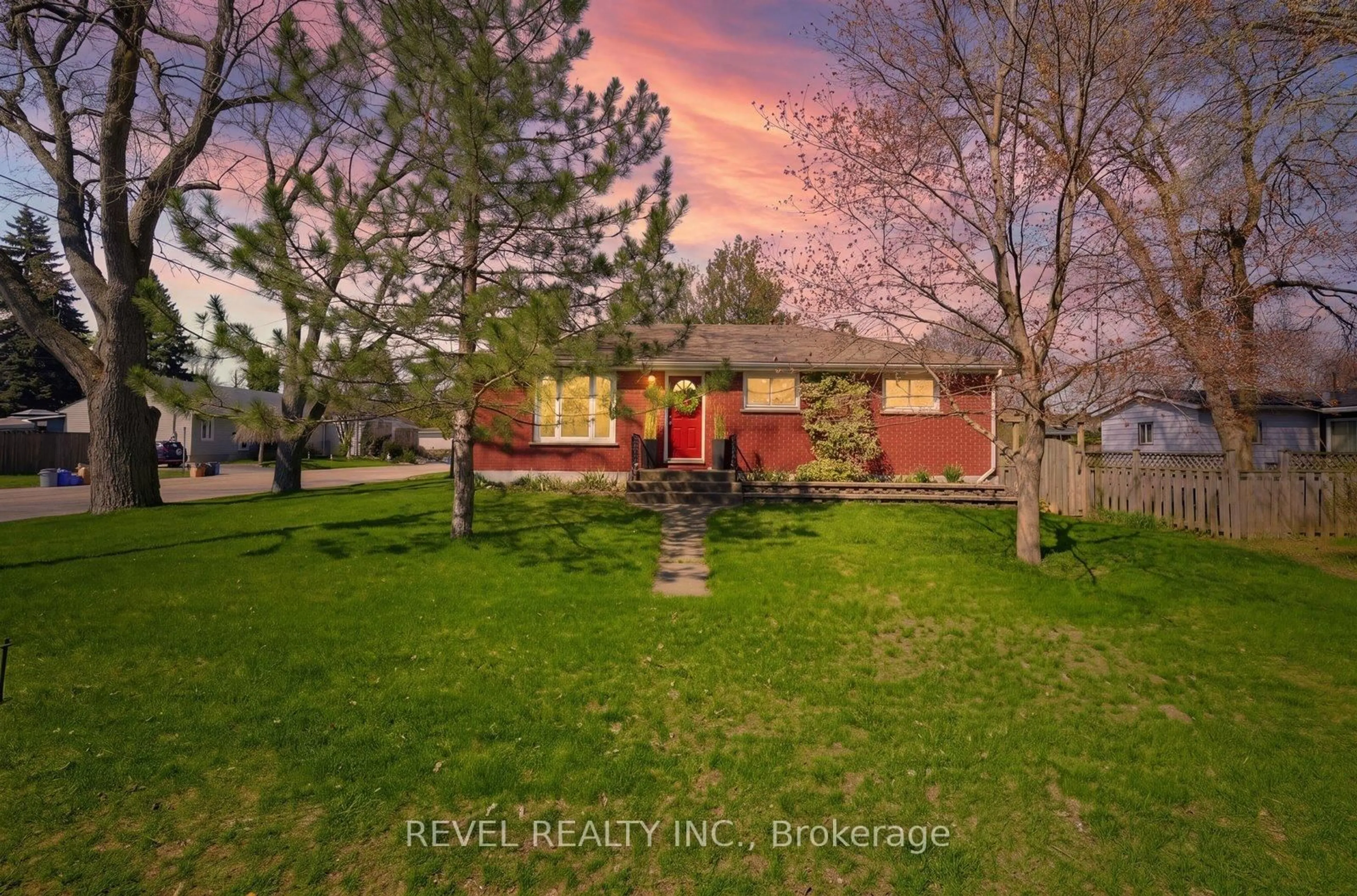 A pic from outside/outdoor area/front of a property/back of a property/a pic from drone, street for 36 Hamilton Ave, Brantford Ontario N3S 6Z9