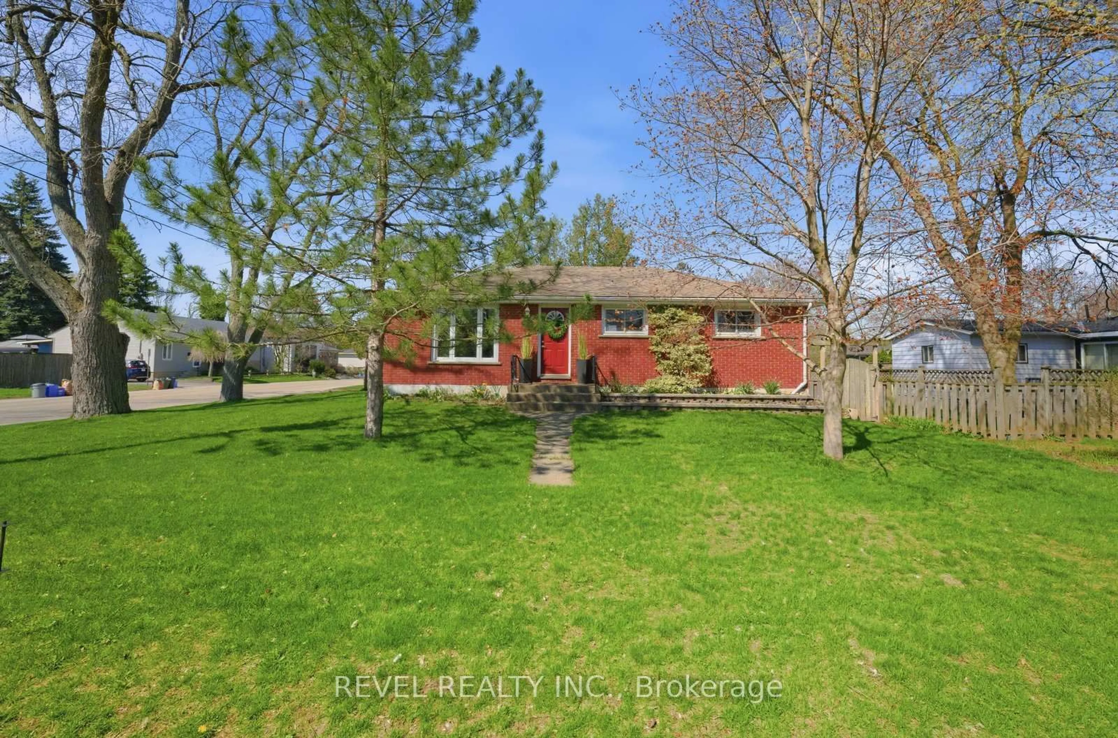 A pic from outside/outdoor area/front of a property/back of a property/a pic from drone, street for 36 Hamilton Ave, Brantford Ontario N3S 6Z9