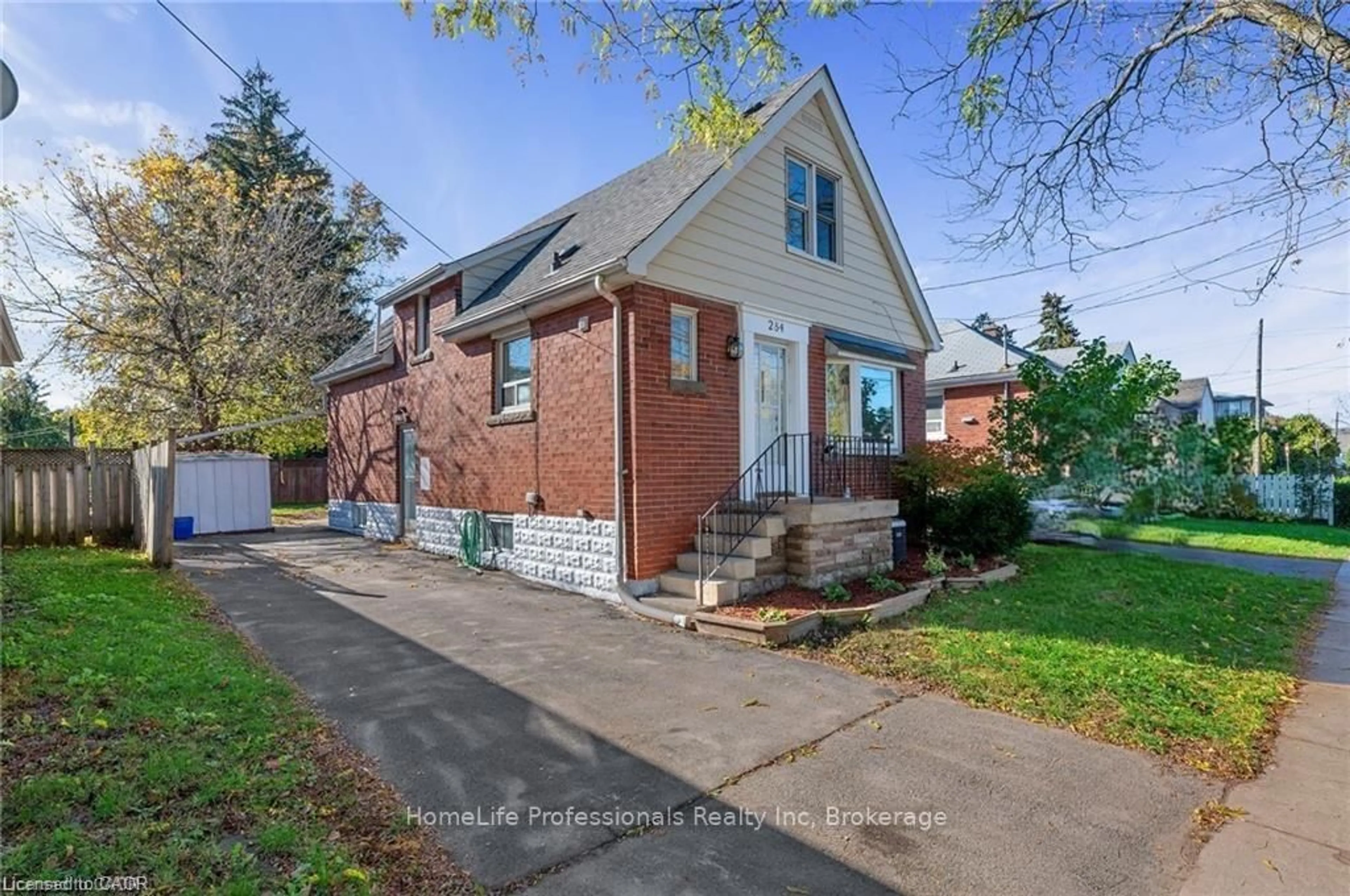 Home with brick exterior material, street for 284 Brucedale Ave, Hamilton Ontario L9A 1P9