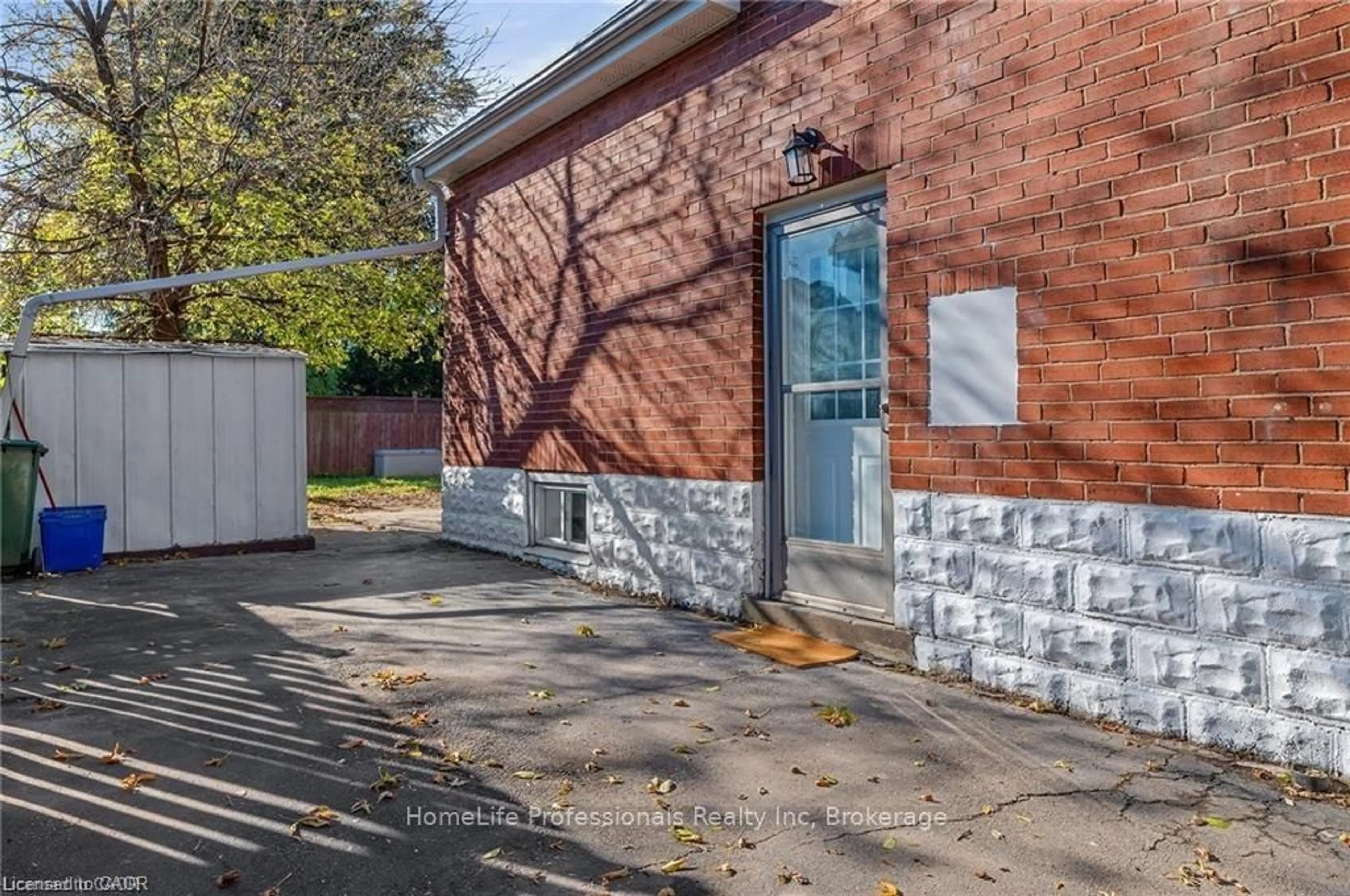 Patio, street for 284 Brucedale Ave, Hamilton Ontario L9A 1P9