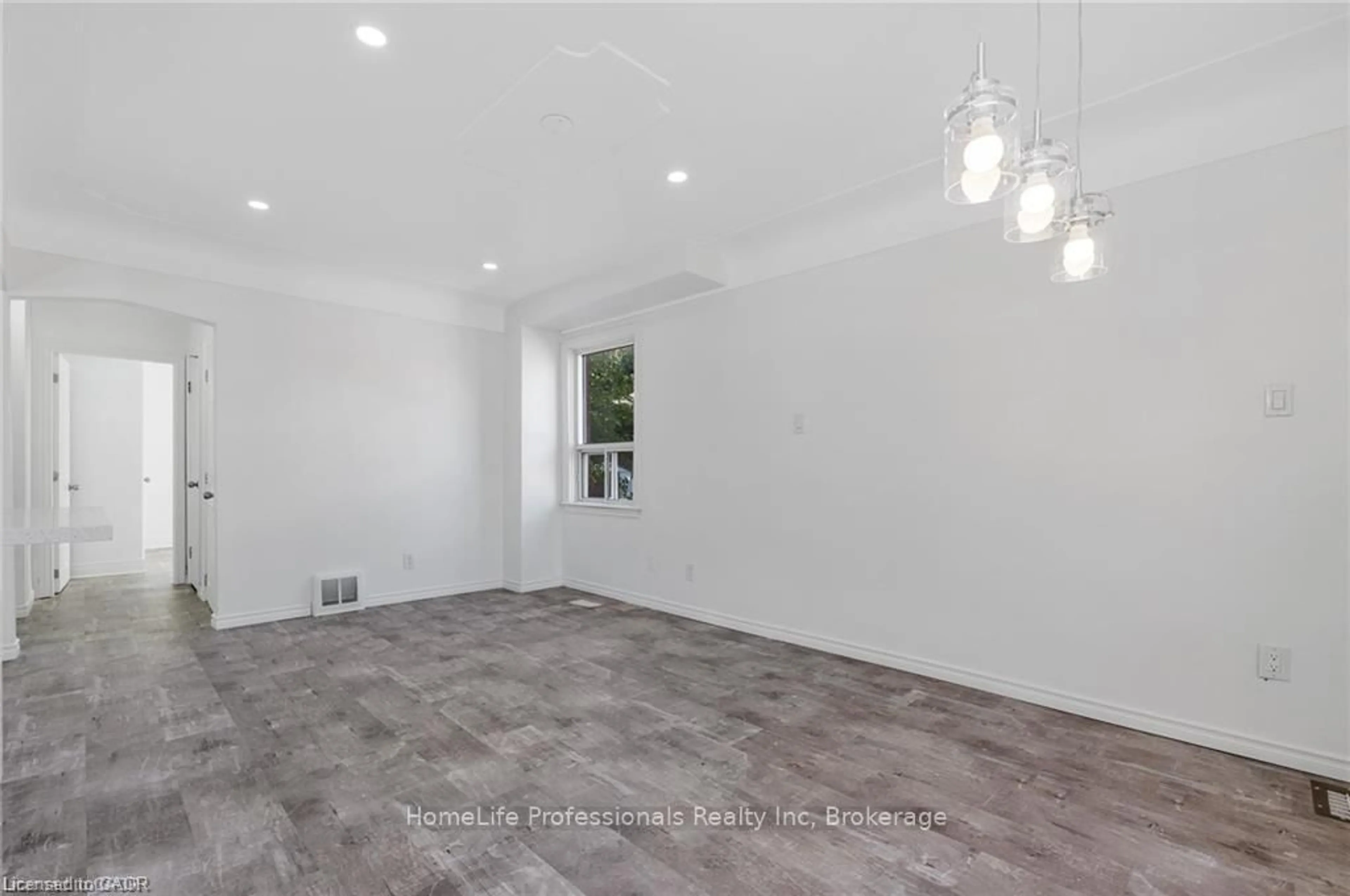 A pic of a room for 284 Brucedale Ave, Hamilton Ontario L9A 1P9