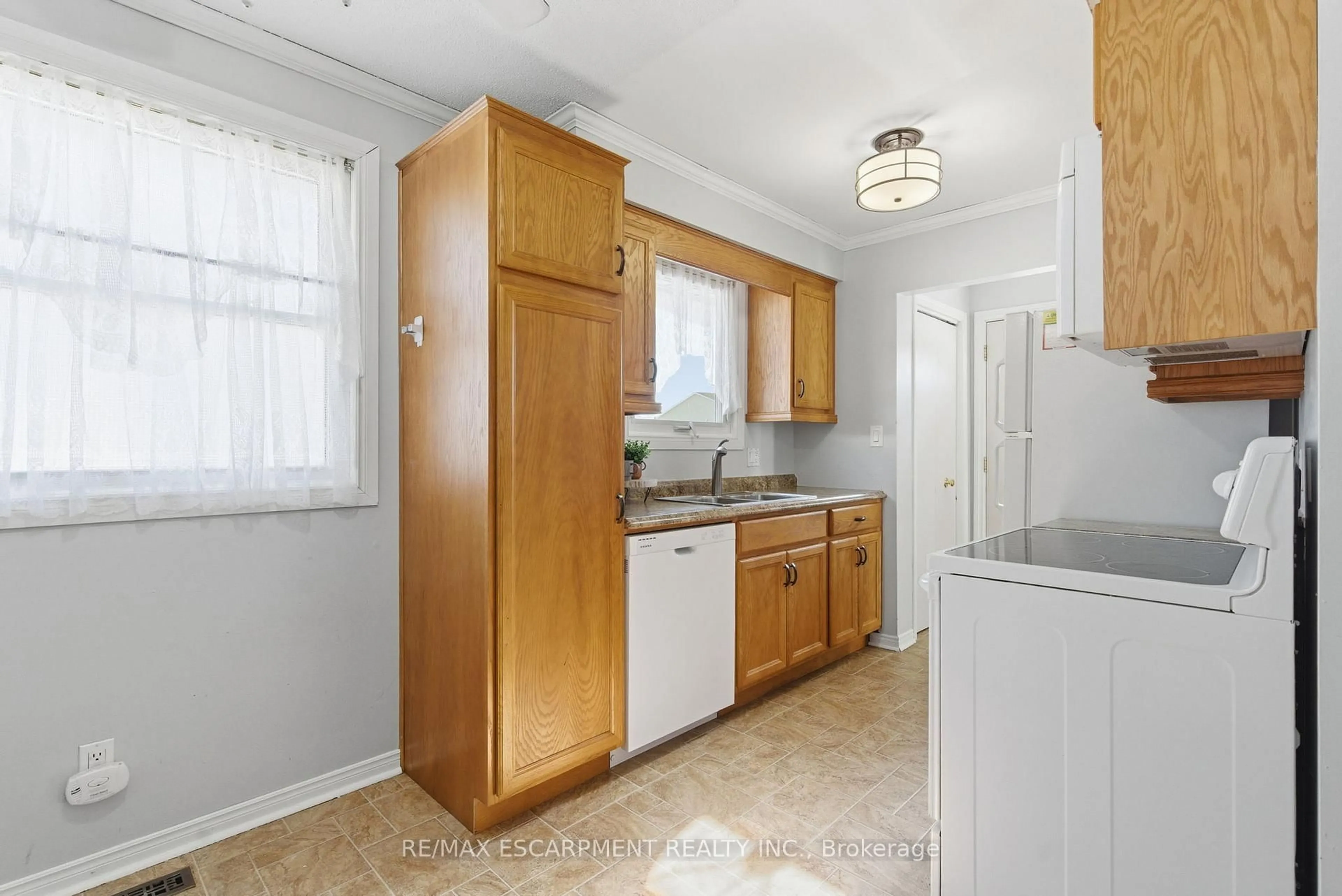 Standard kitchen, unknown for 30 Rainbow Crt, Welland Ontario L3C 6R4