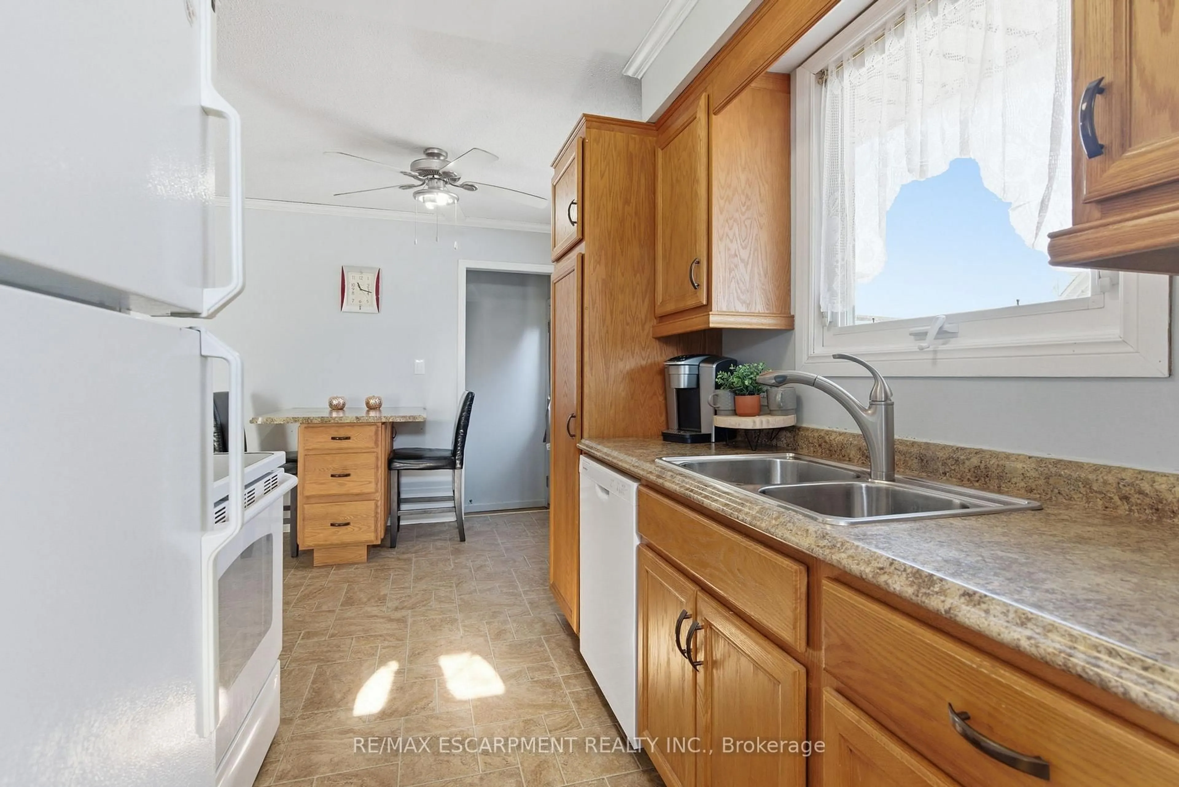 Standard kitchen, ceramic/tile floor for 30 Rainbow Crt, Welland Ontario L3C 6R4