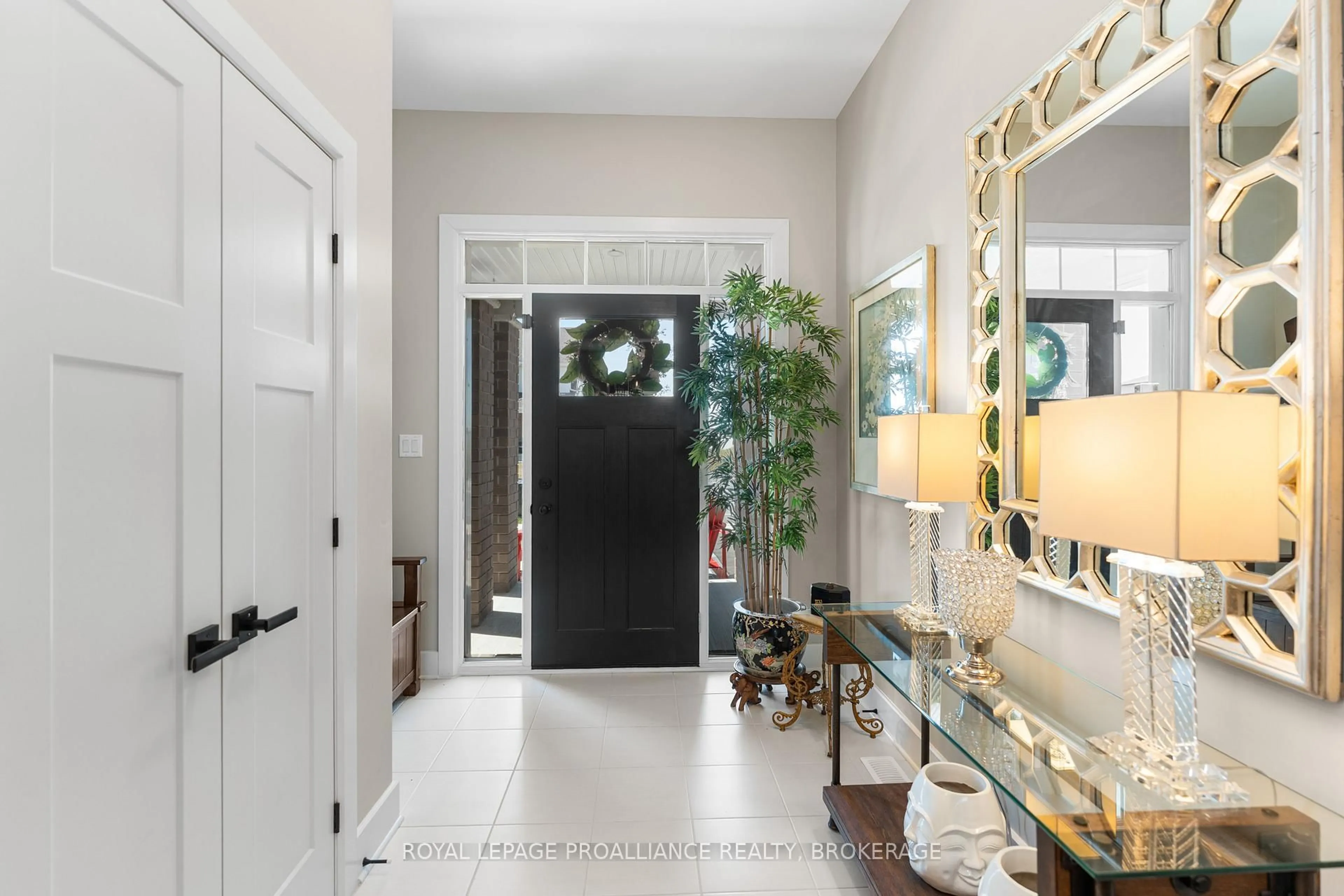 Indoor entryway for 1335 Grayson Dr, Kingston Ontario K7M 0H3