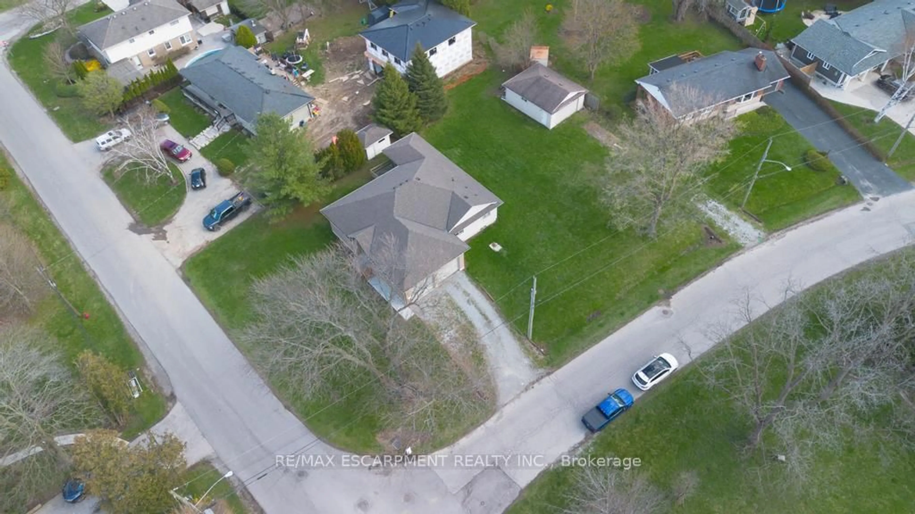 A pic from outside/outdoor area/front of a property/back of a property/a pic from drone, street for 80 Lister Ave, Hamilton Ontario L9B 1E2