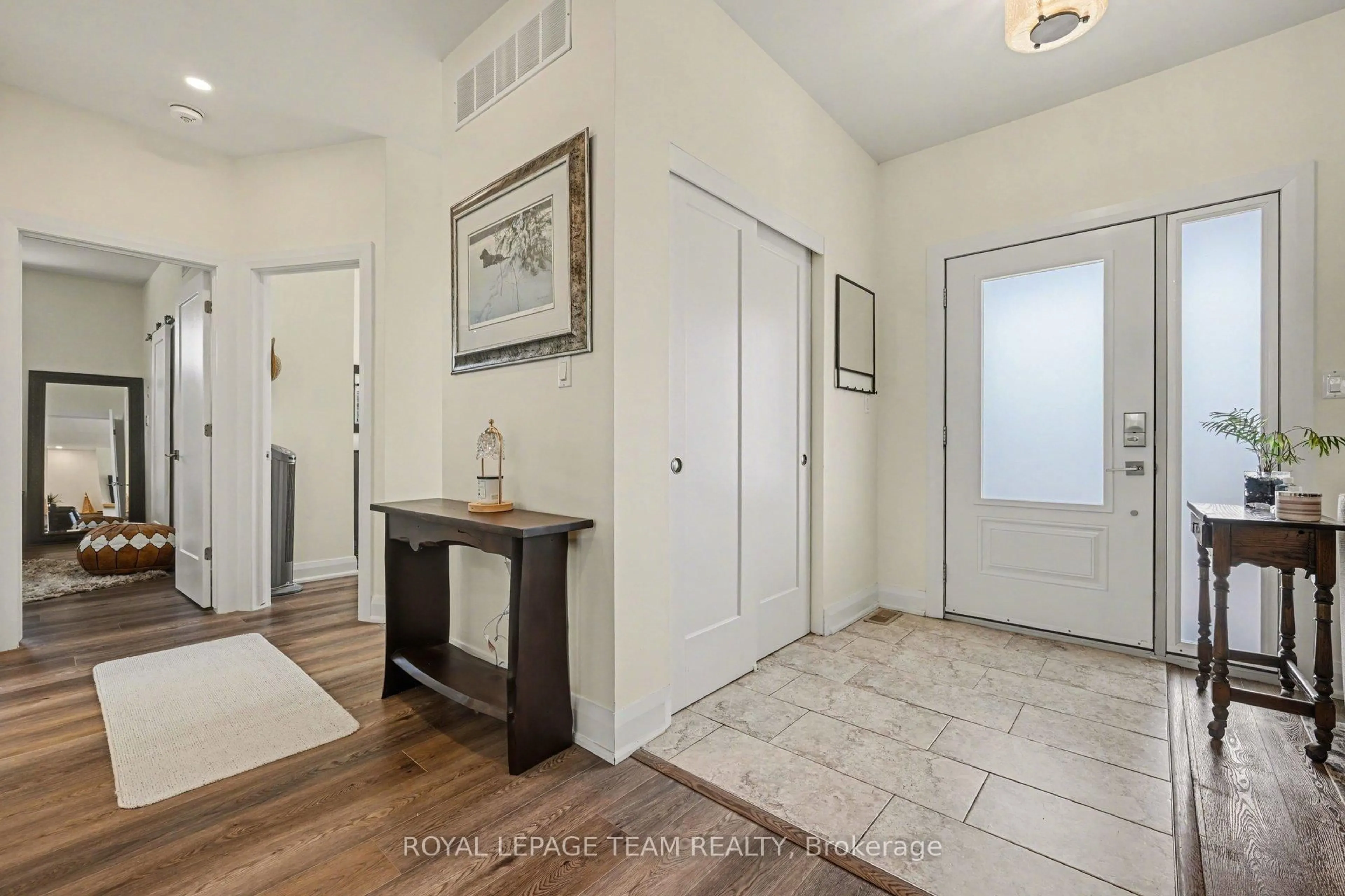 Indoor entryway for 121 Grasshopper Lane, Ottawa Ontario K0A 1T0
