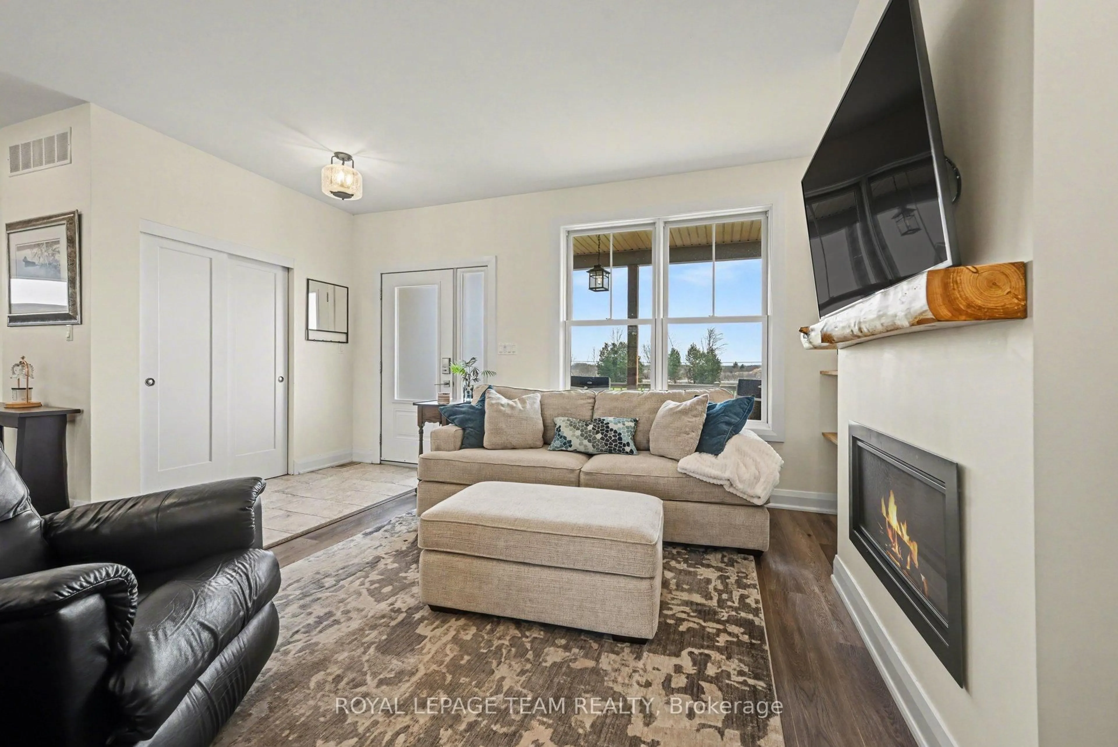 Living room with furniture, unknown for 121 Grasshopper Lane, Ottawa Ontario K0A 1T0