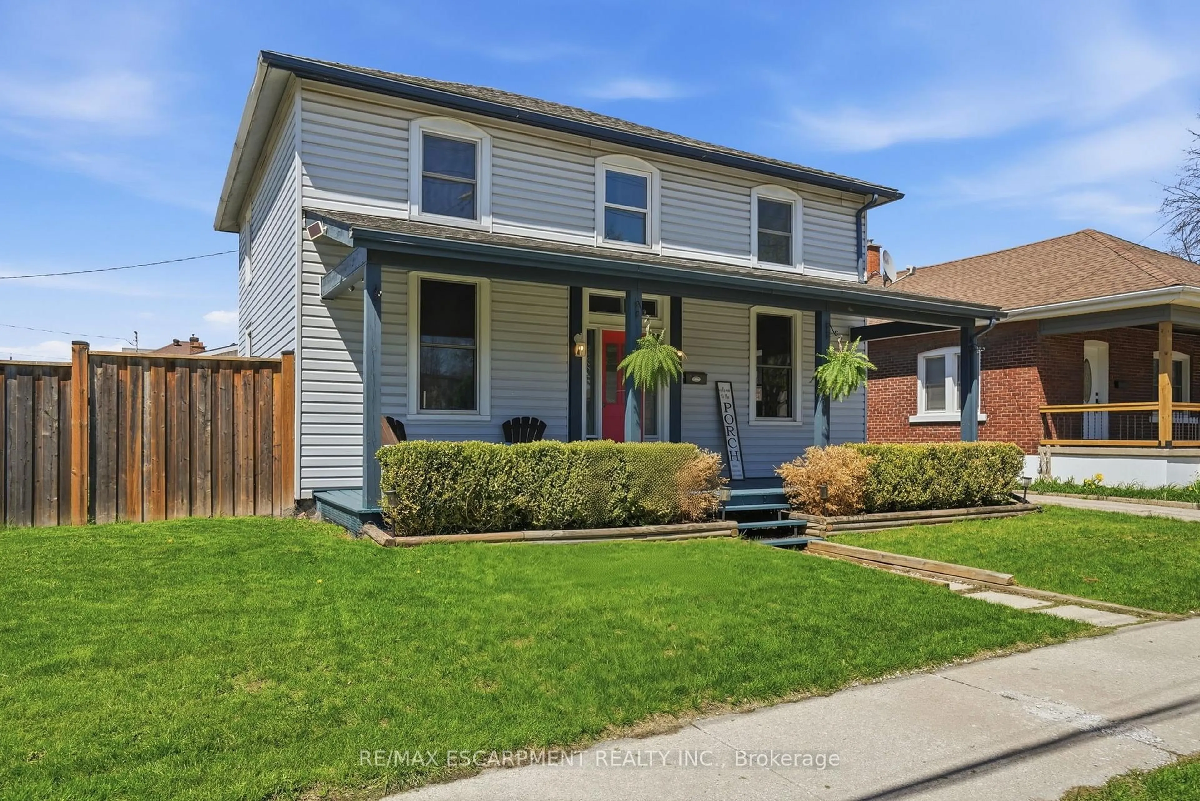 Home with vinyl exterior material, street for 73 Sherwood Dr, Brantford Ontario N3T 1N3