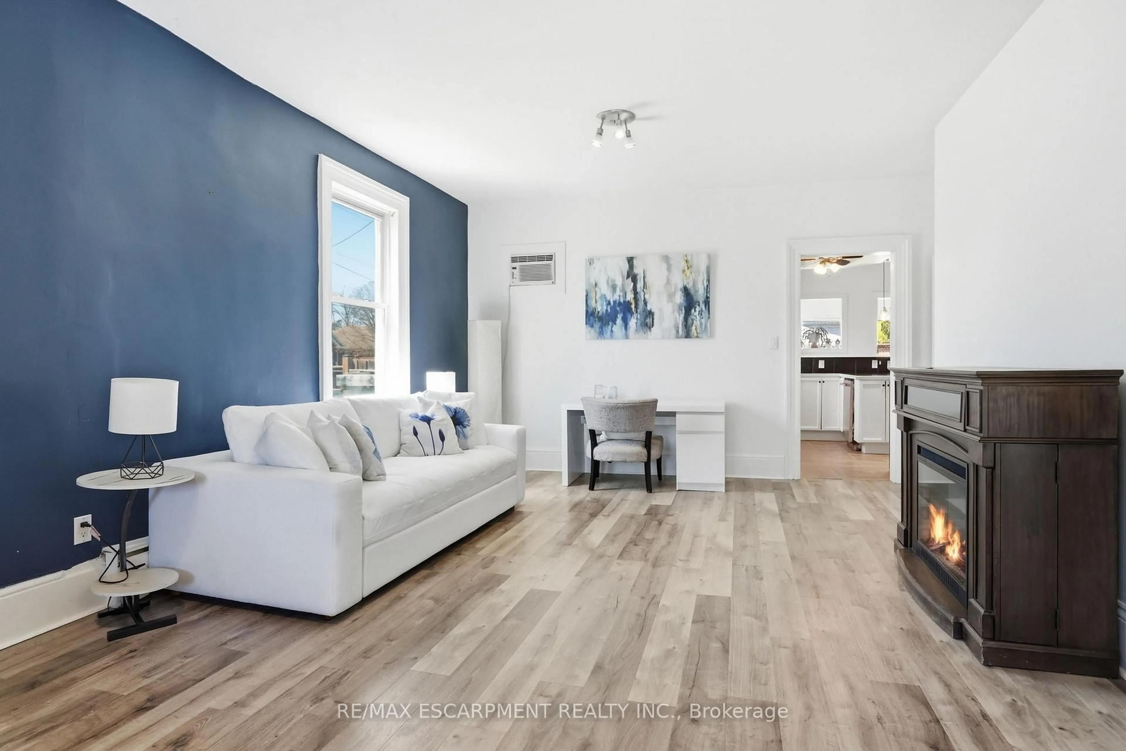 Living room with furniture, wood/laminate floor for 73 Sherwood Dr, Brantford Ontario N3T 1N3