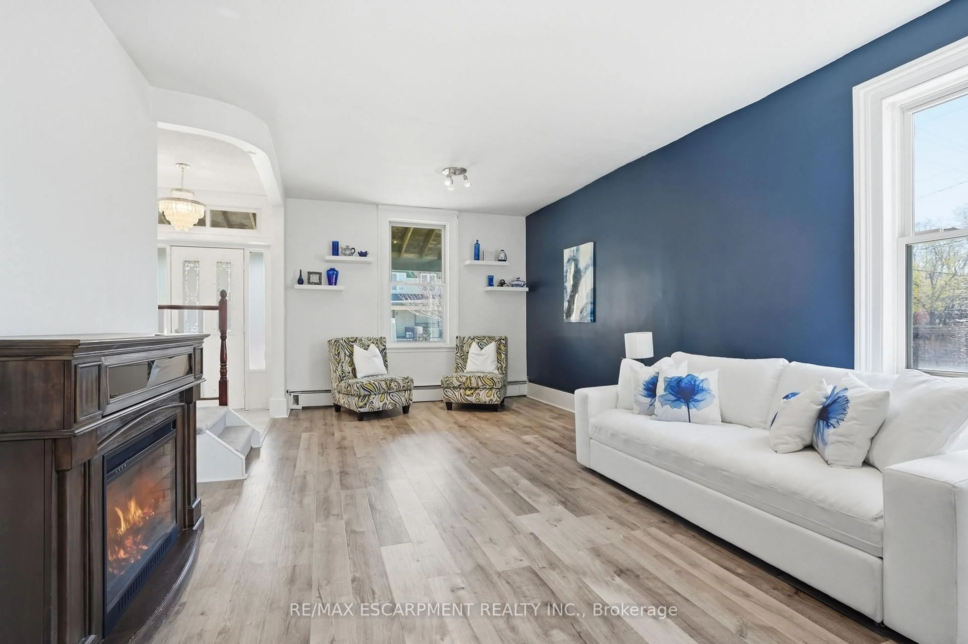 Living room with furniture, unknown for 73 Sherwood Dr, Brantford Ontario N3T 1N3