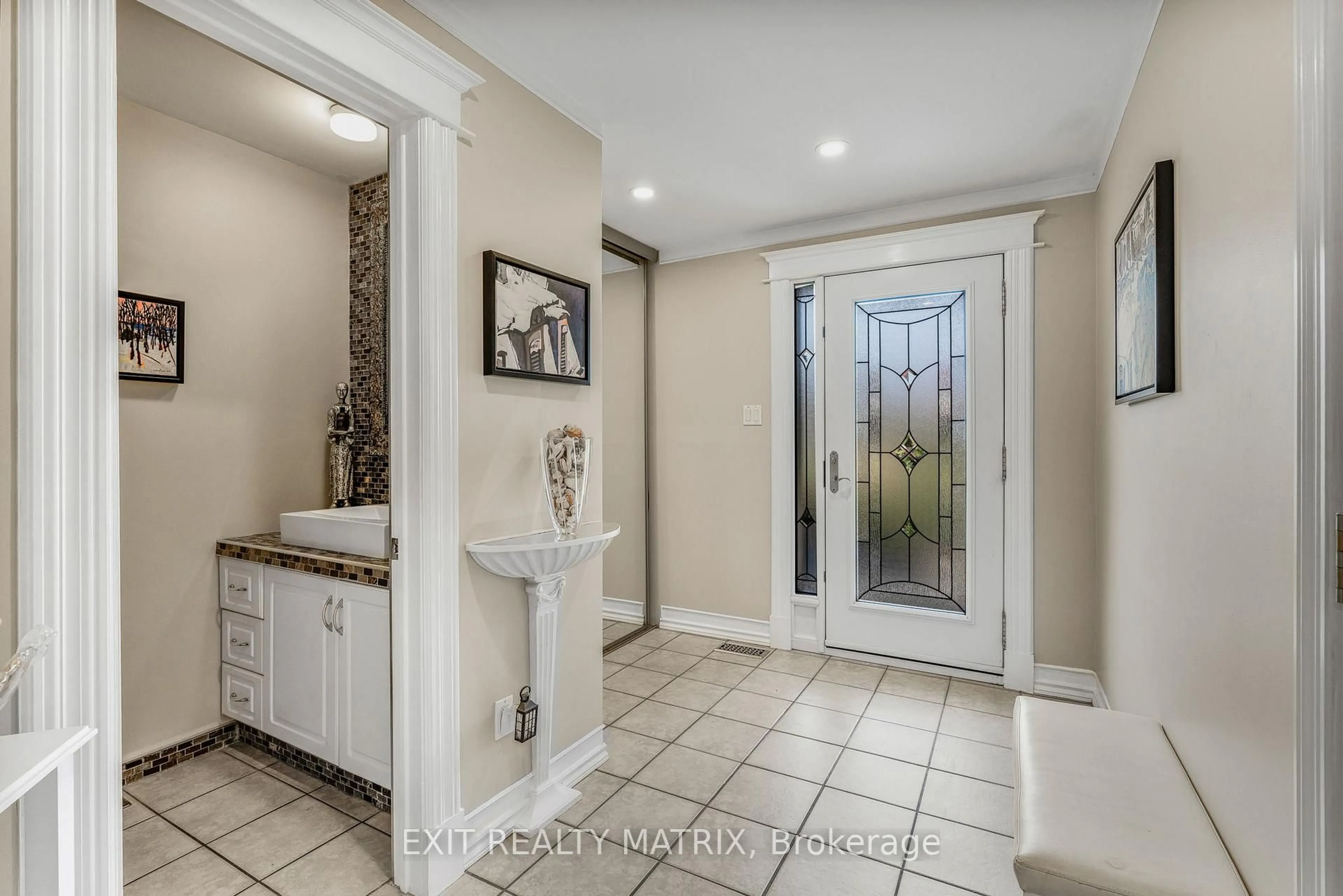 Indoor entryway for 1401 BORTOLOTTI Cres, Ottawa Ontario K1B 5C1
