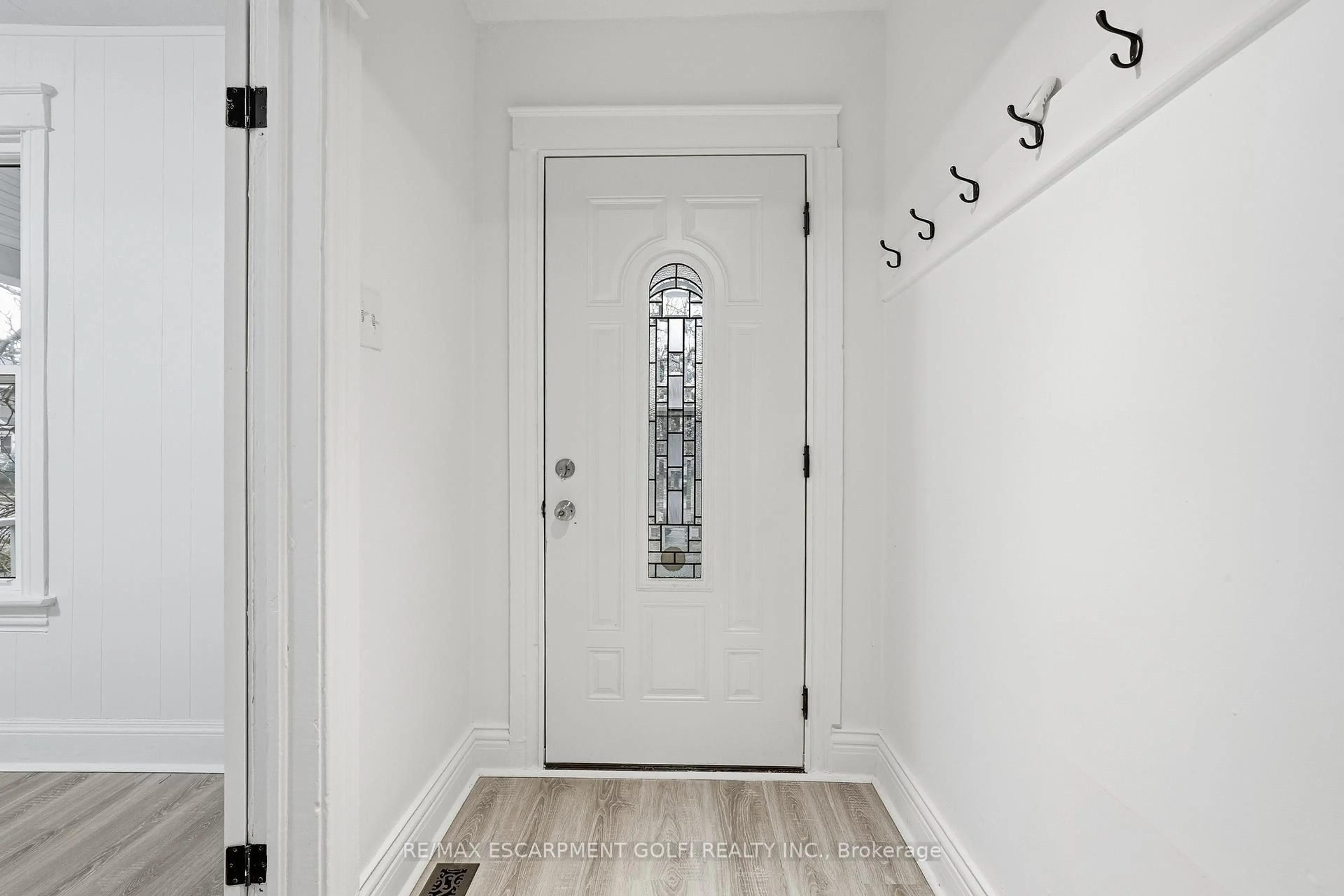 Indoor entryway for 27 Albert St, Welland Ontario L3B 4L1