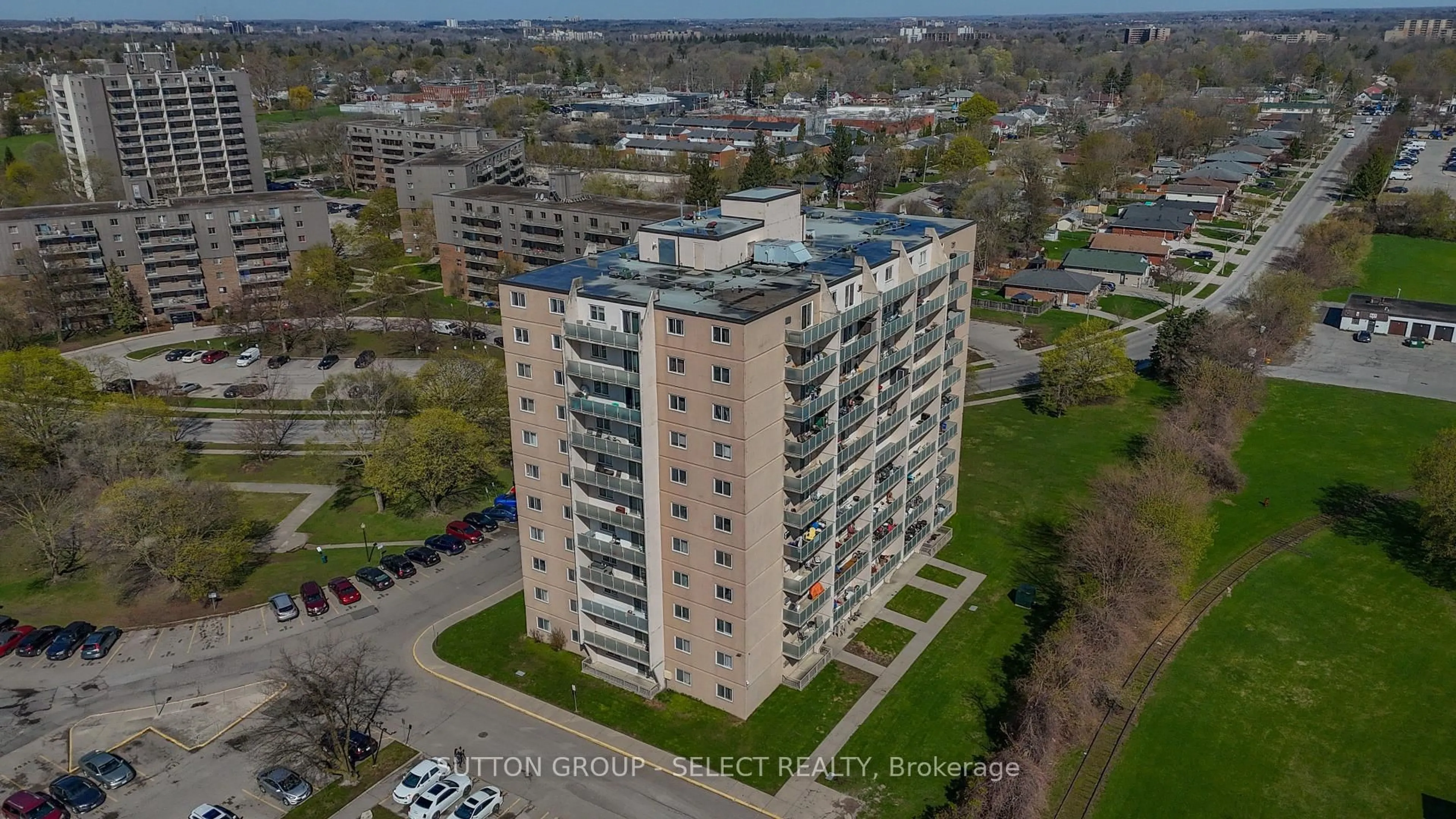 A pic from outside/outdoor area/front of a property/back of a property/a pic from drone, building for 583 Mornington Ave #1107, London East Ontario N5Y 3E9