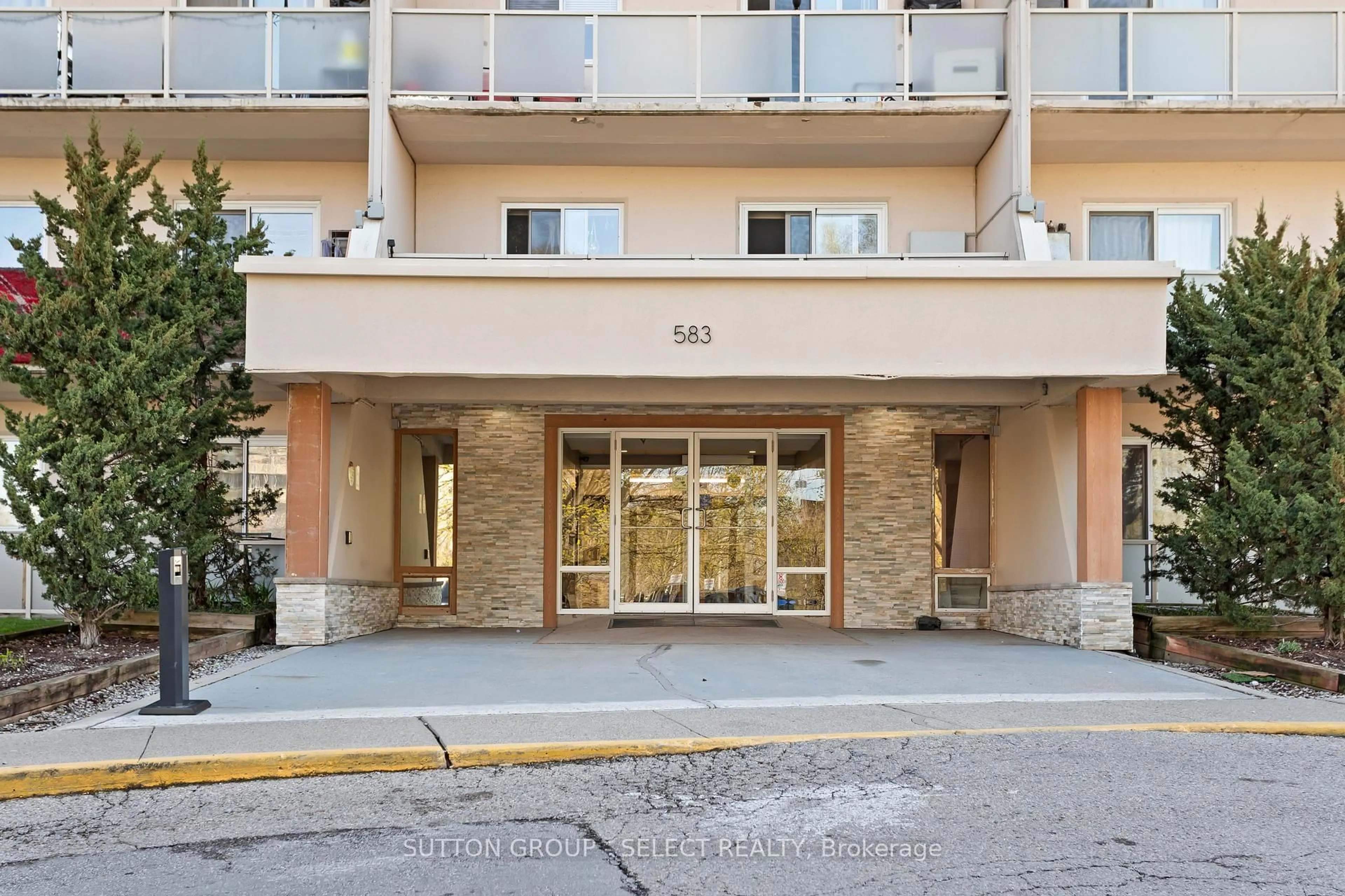 Indoor foyer for 583 Mornington Ave #1107, London East Ontario N5Y 3E9