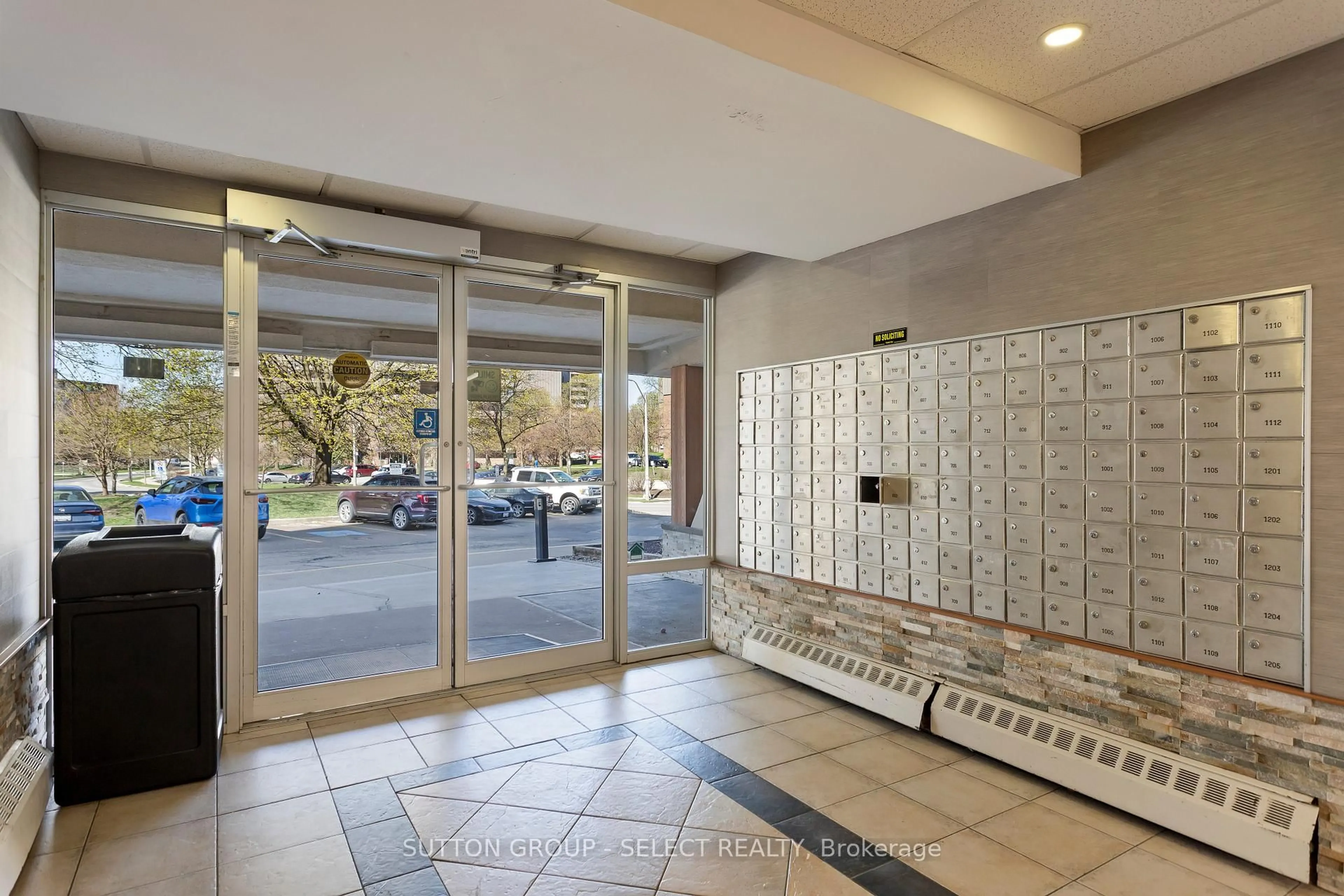 Indoor foyer for 583 Mornington Ave #1107, London East Ontario N5Y 3E9