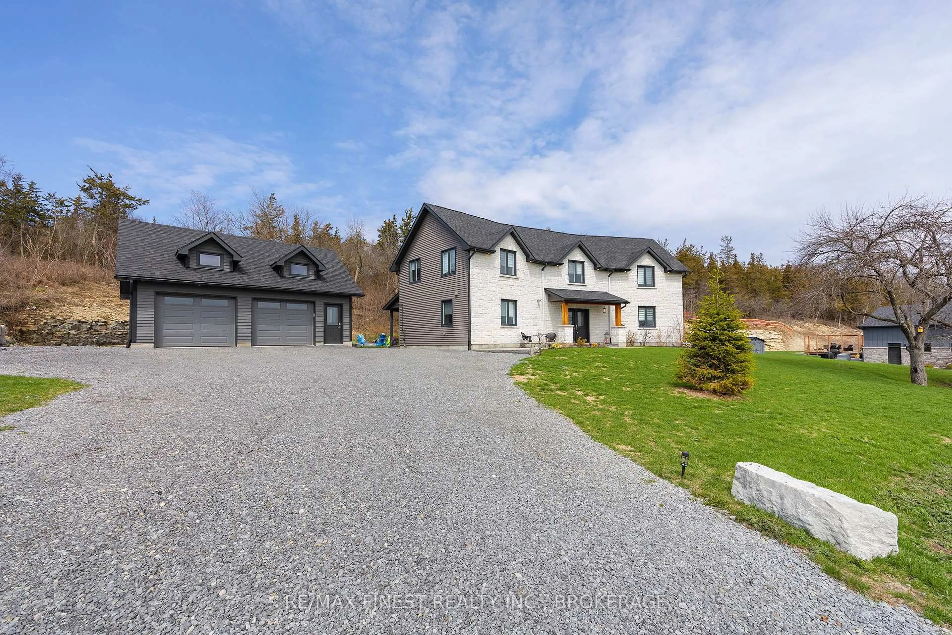 A pic from outside/outdoor area/front of a property/back of a property/a pic from drone, unknown for 1033 Kona Cres, Frontenac Ontario K0H 0A9