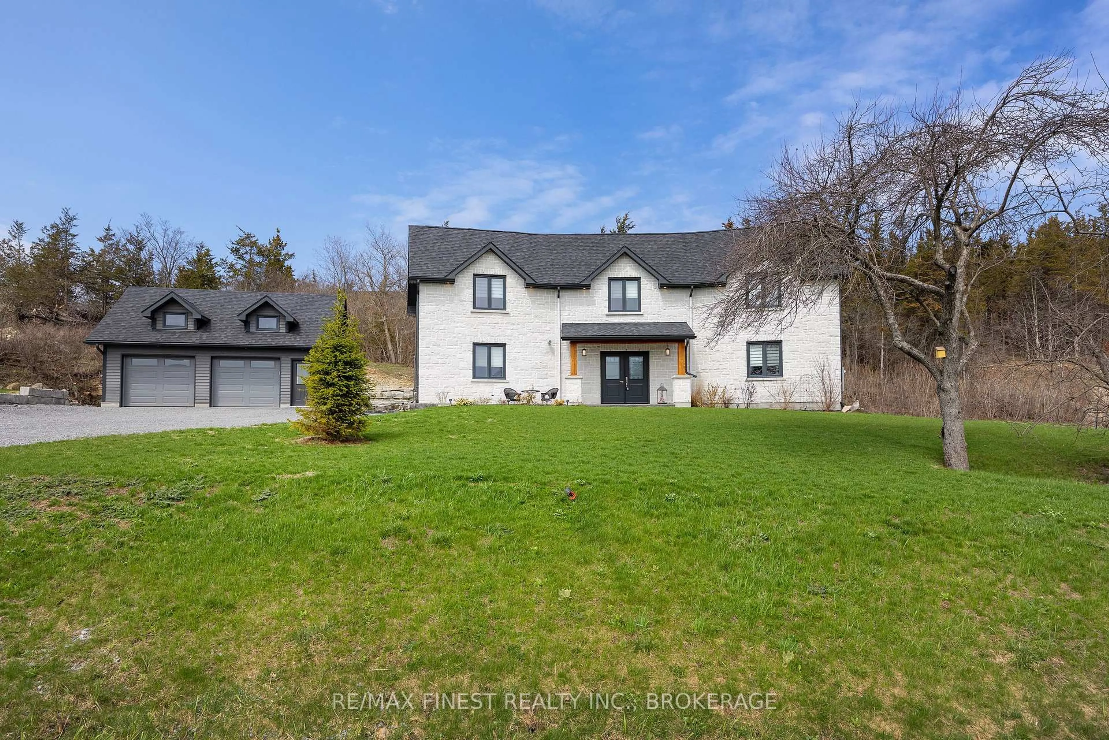 A pic from outside/outdoor area/front of a property/back of a property/a pic from drone, unknown for 1033 Kona Cres, Frontenac Ontario K0H 0A9