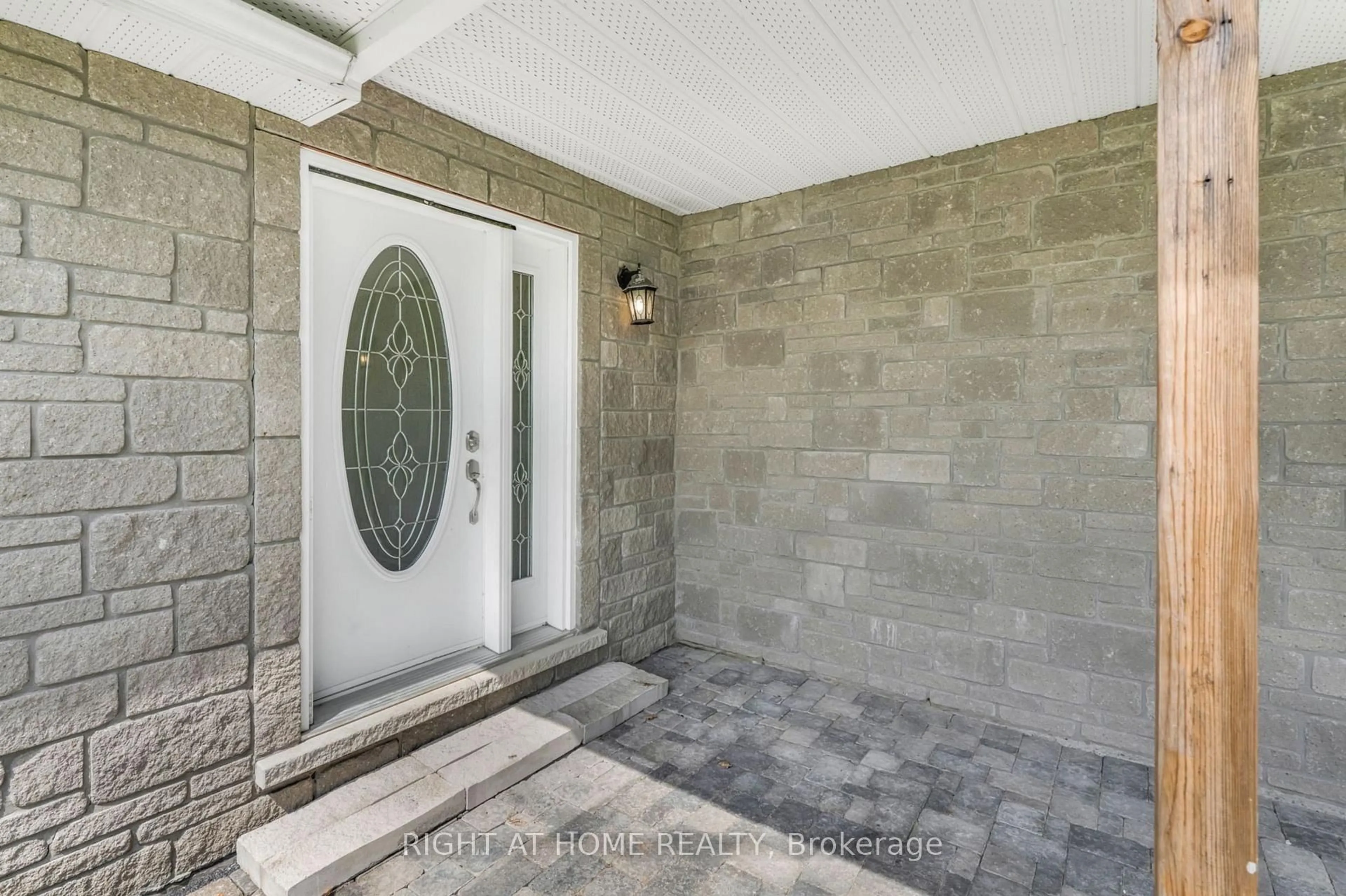 Indoor entryway for 353 Russell Rd, Clarence-Rockland Ontario K0A 2A0