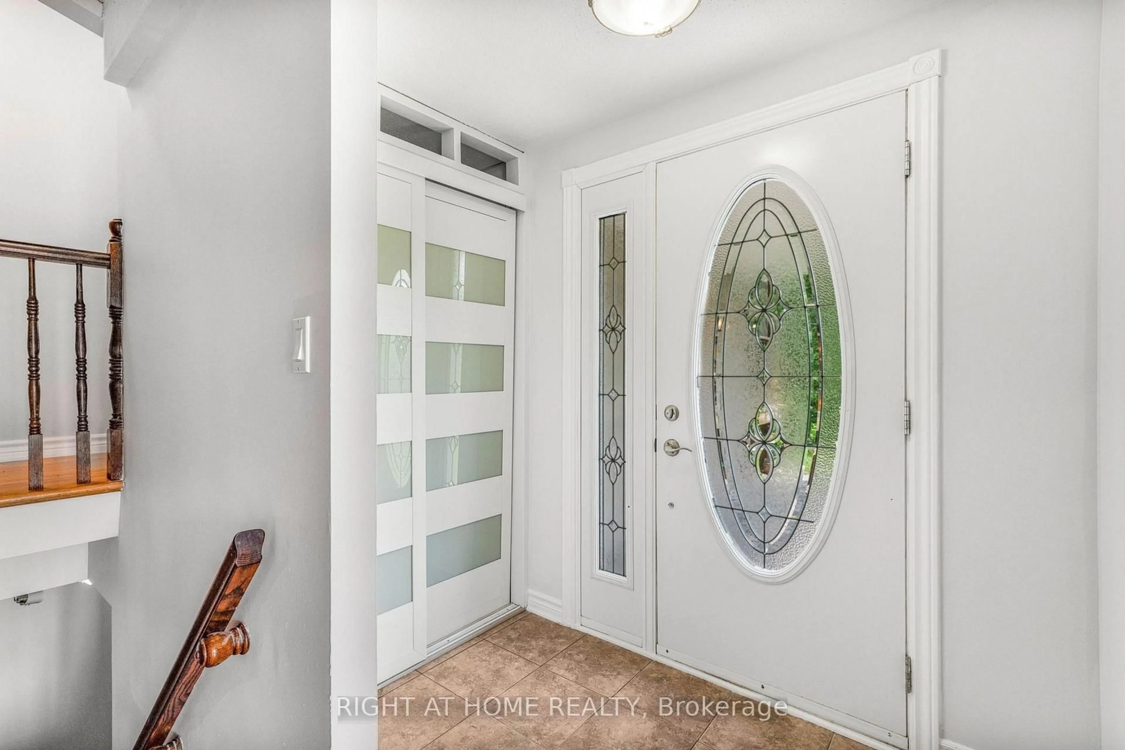 Indoor entryway for 353 Russell Rd, Clarence-Rockland Ontario K0A 2A0