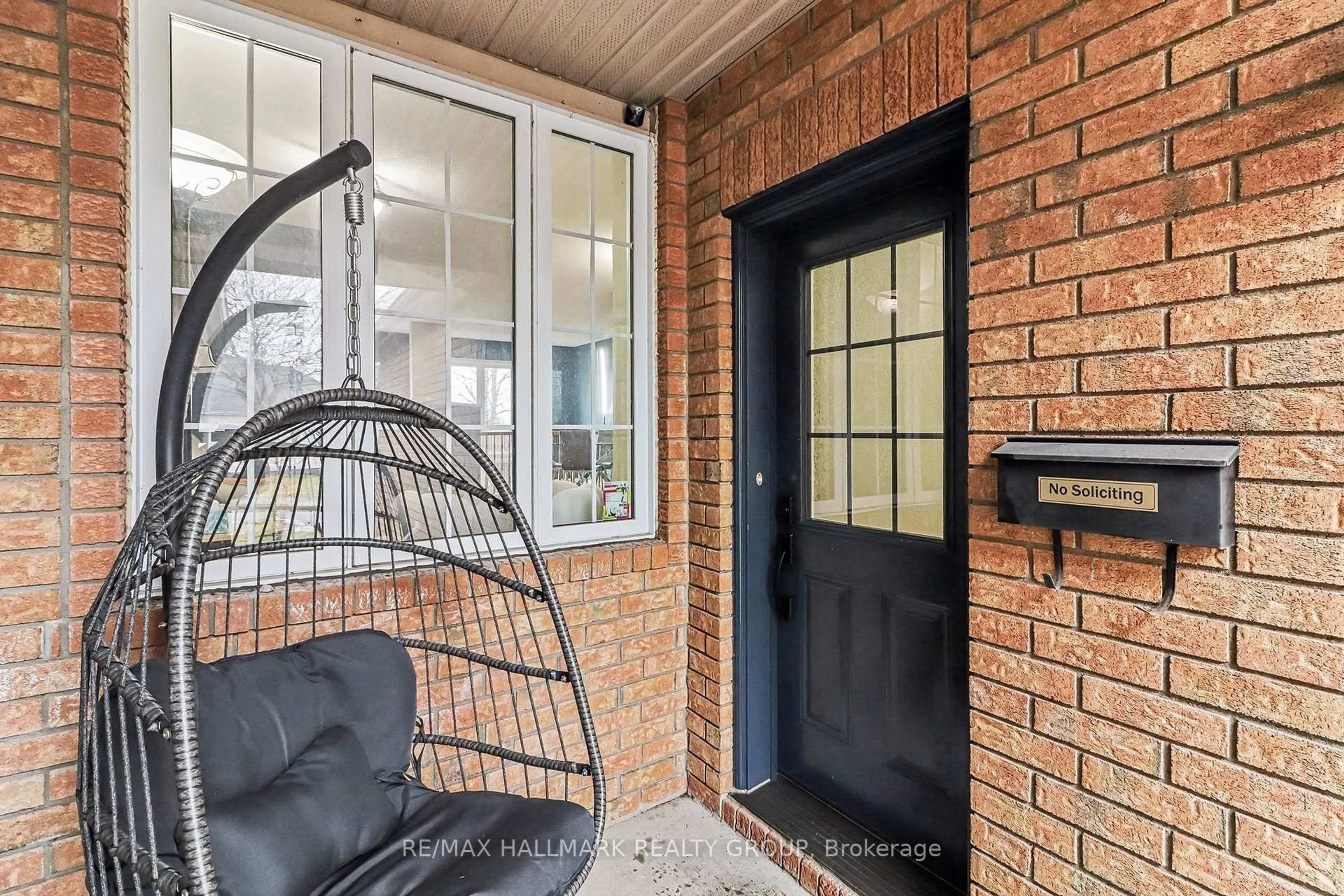 Indoor entryway for 111 Ludlowe St, Ottawa Ontario K4A 5C2