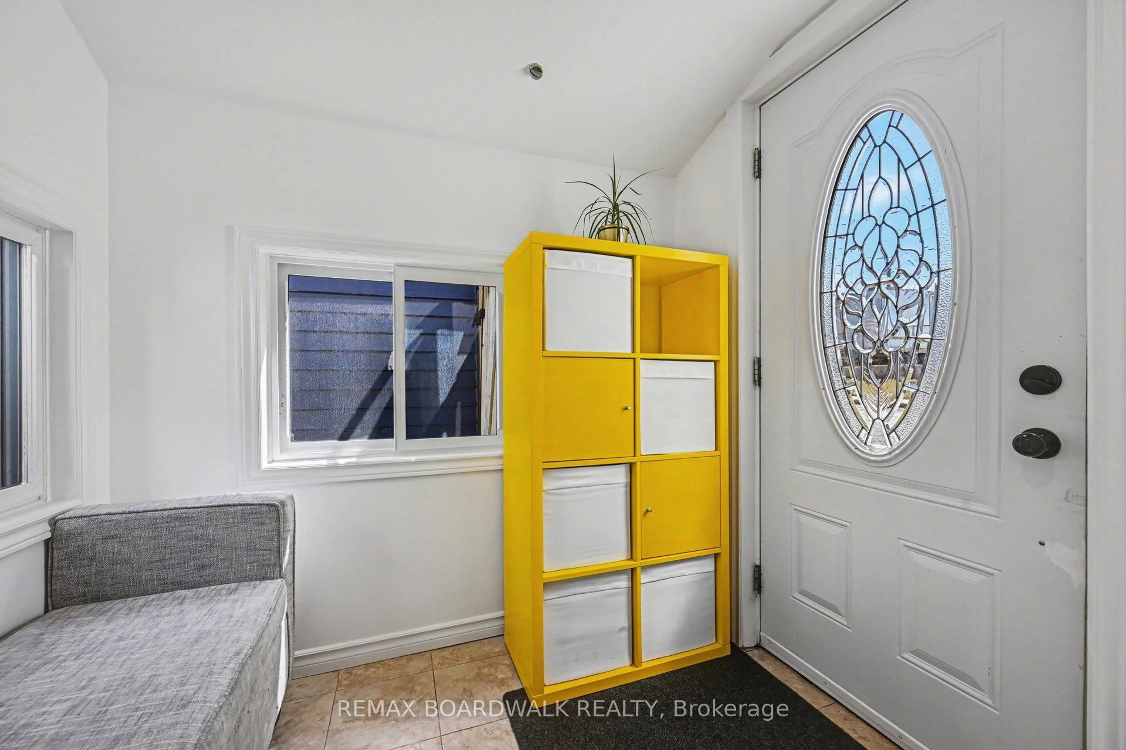 Indoor entryway for 63 Colborne St, Almonte Ontario K0A 1A0