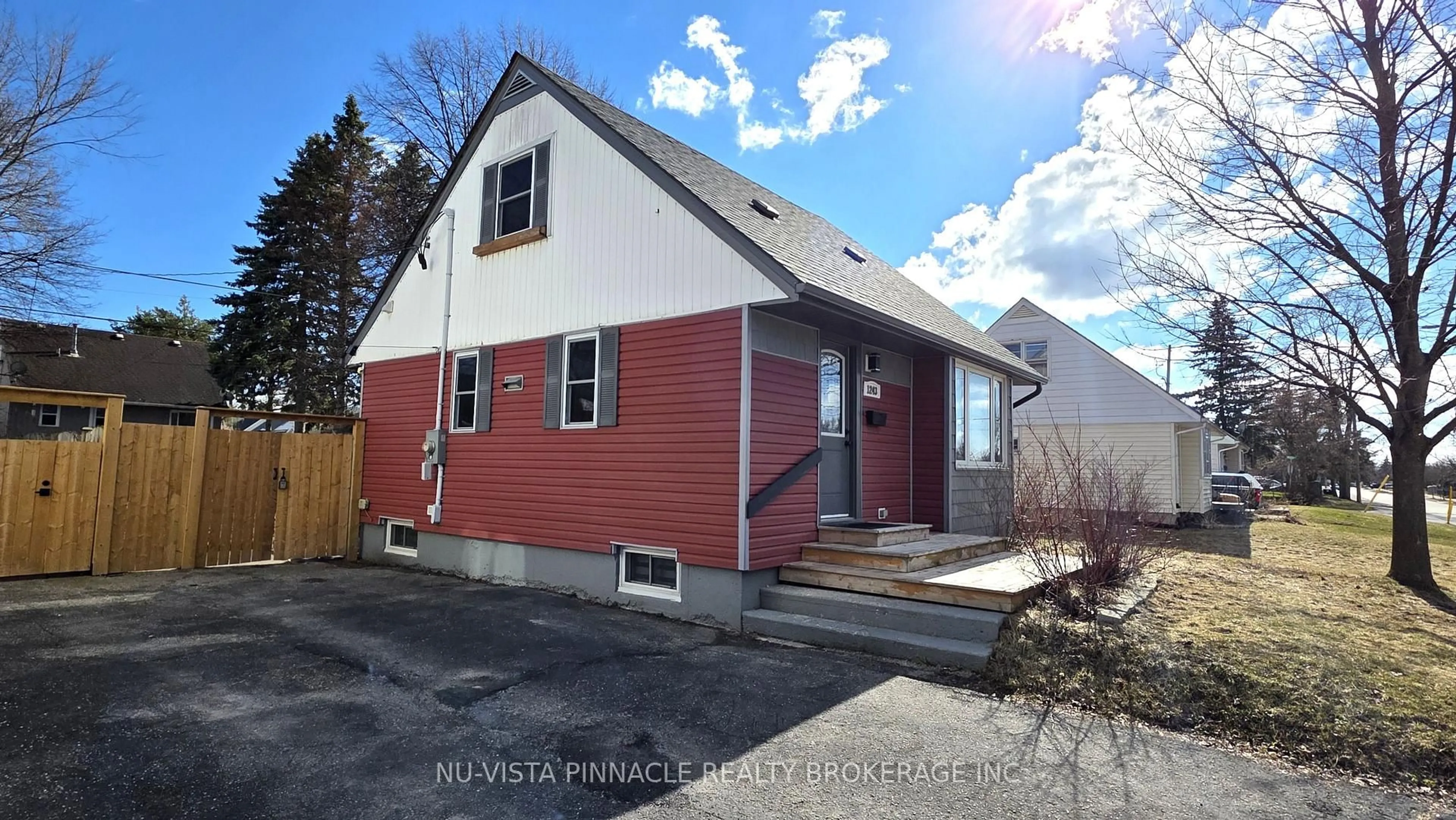 A pic from outside/outdoor area/front of a property/back of a property/a pic from drone, street for 1243 Landor St, London East Ontario N5Y 3W2