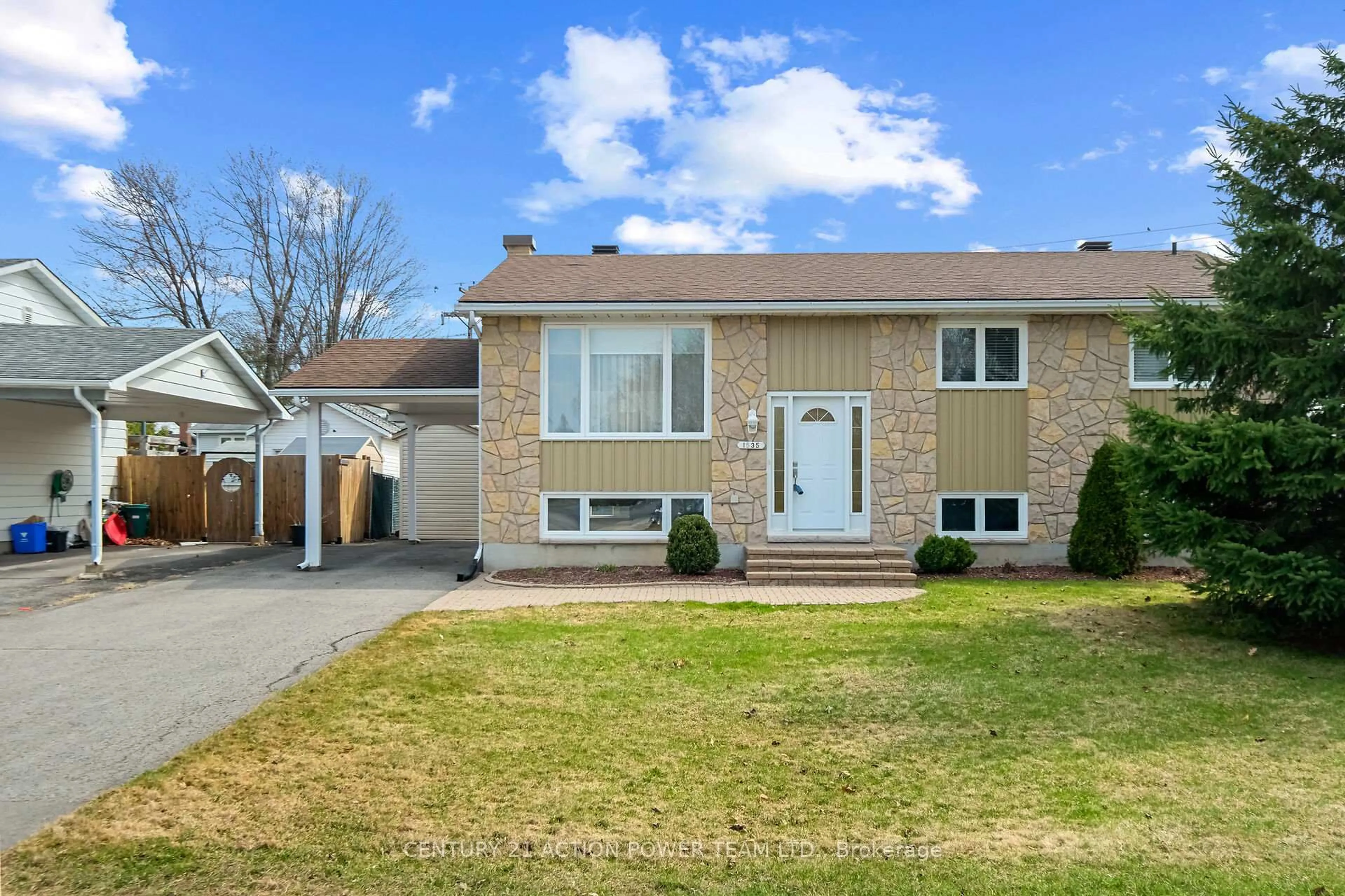 Home with vinyl exterior material, street for 1535 St. Georges St, Ottawa Ontario K1E 1R1