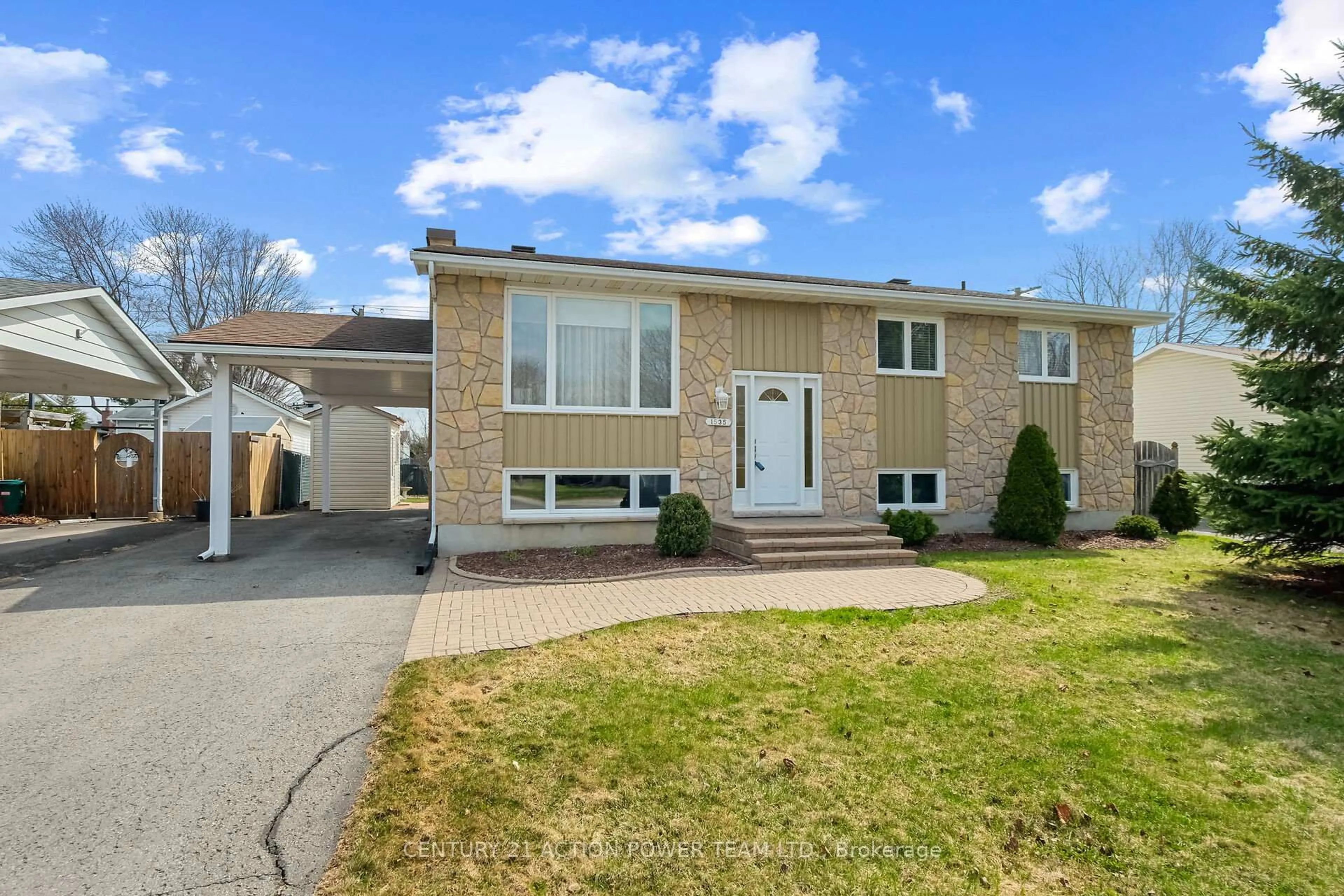 Home with vinyl exterior material, street for 1535 St. Georges St, Ottawa Ontario K1E 1R1