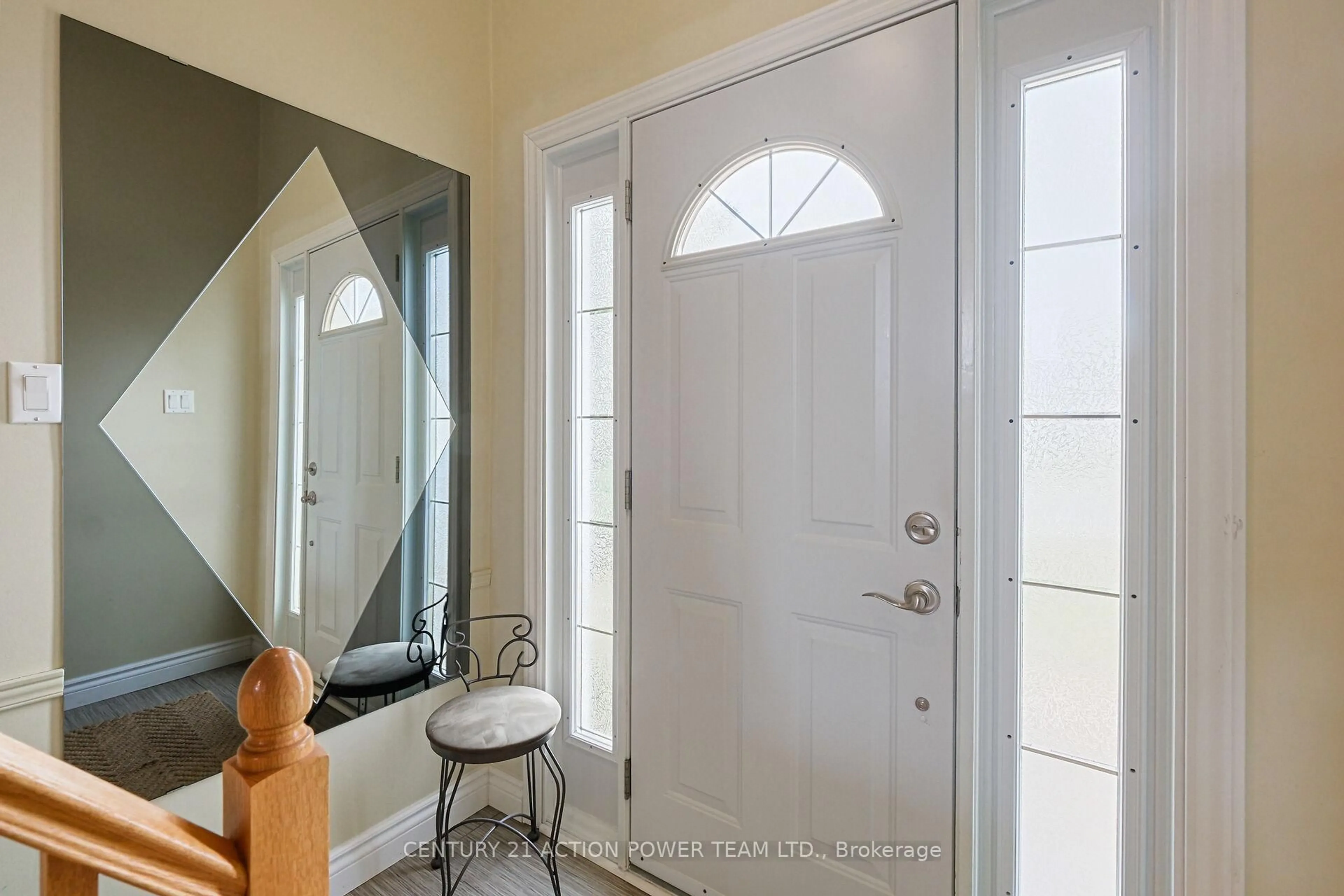 Indoor entryway for 1535 St. Georges St, Ottawa Ontario K1E 1R1