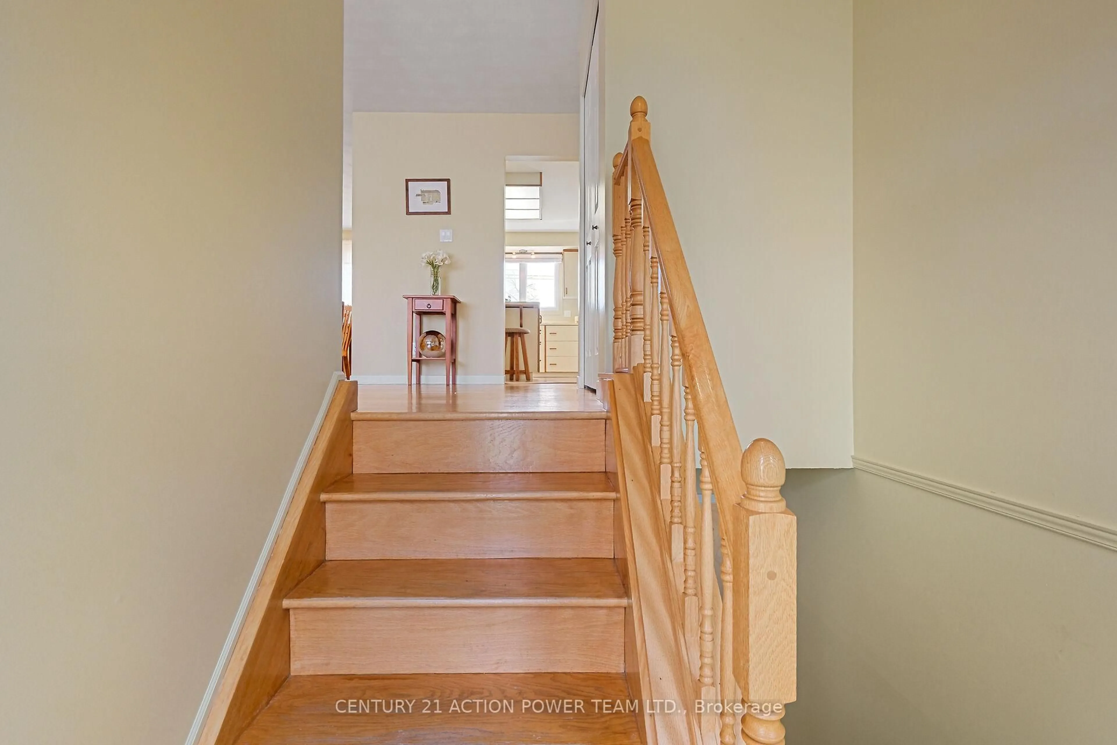 Indoor foyer for 1535 St. Georges St, Ottawa Ontario K1E 1R1