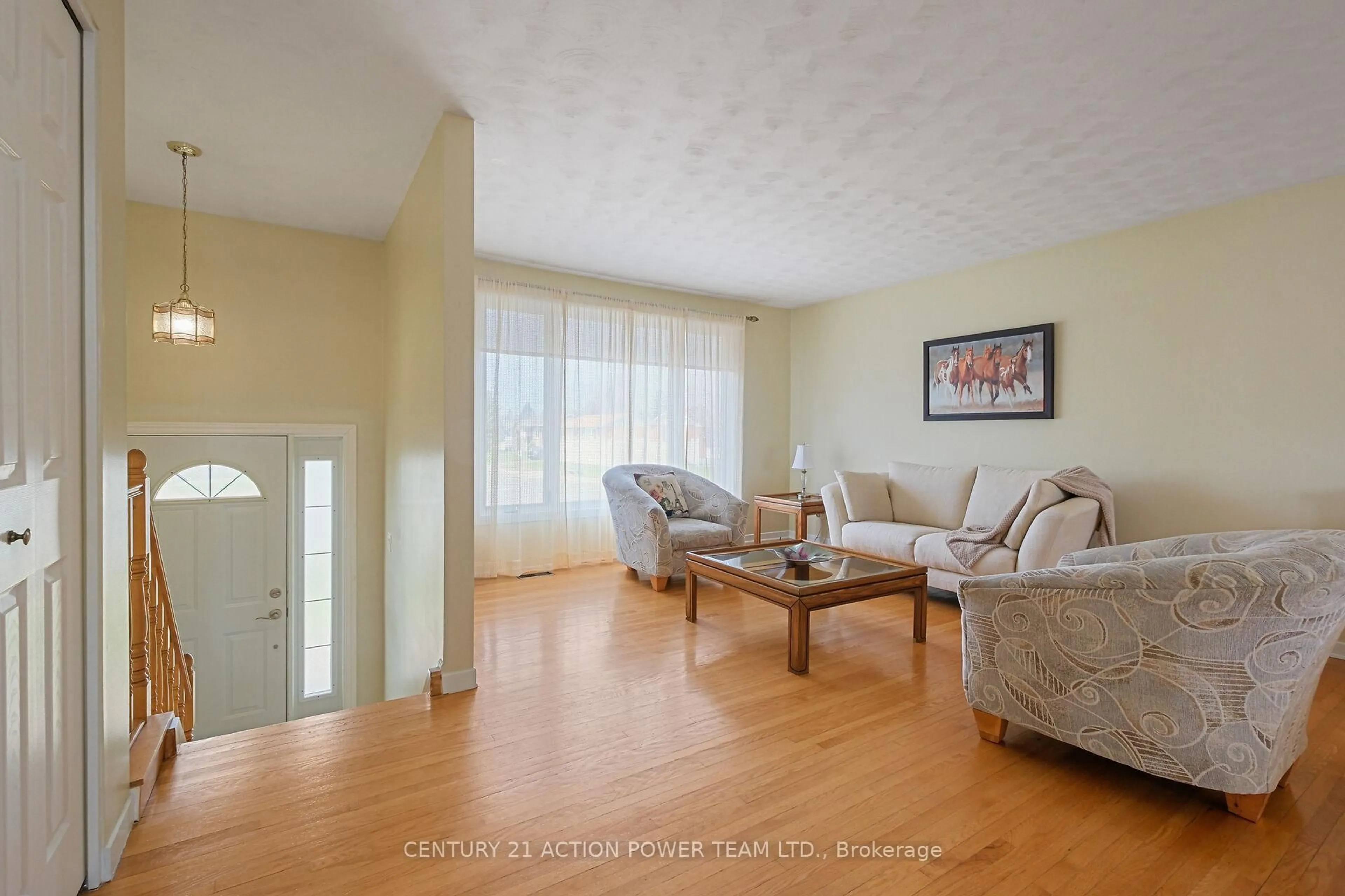 Living room with furniture, unknown for 1535 St. Georges St, Ottawa Ontario K1E 1R1