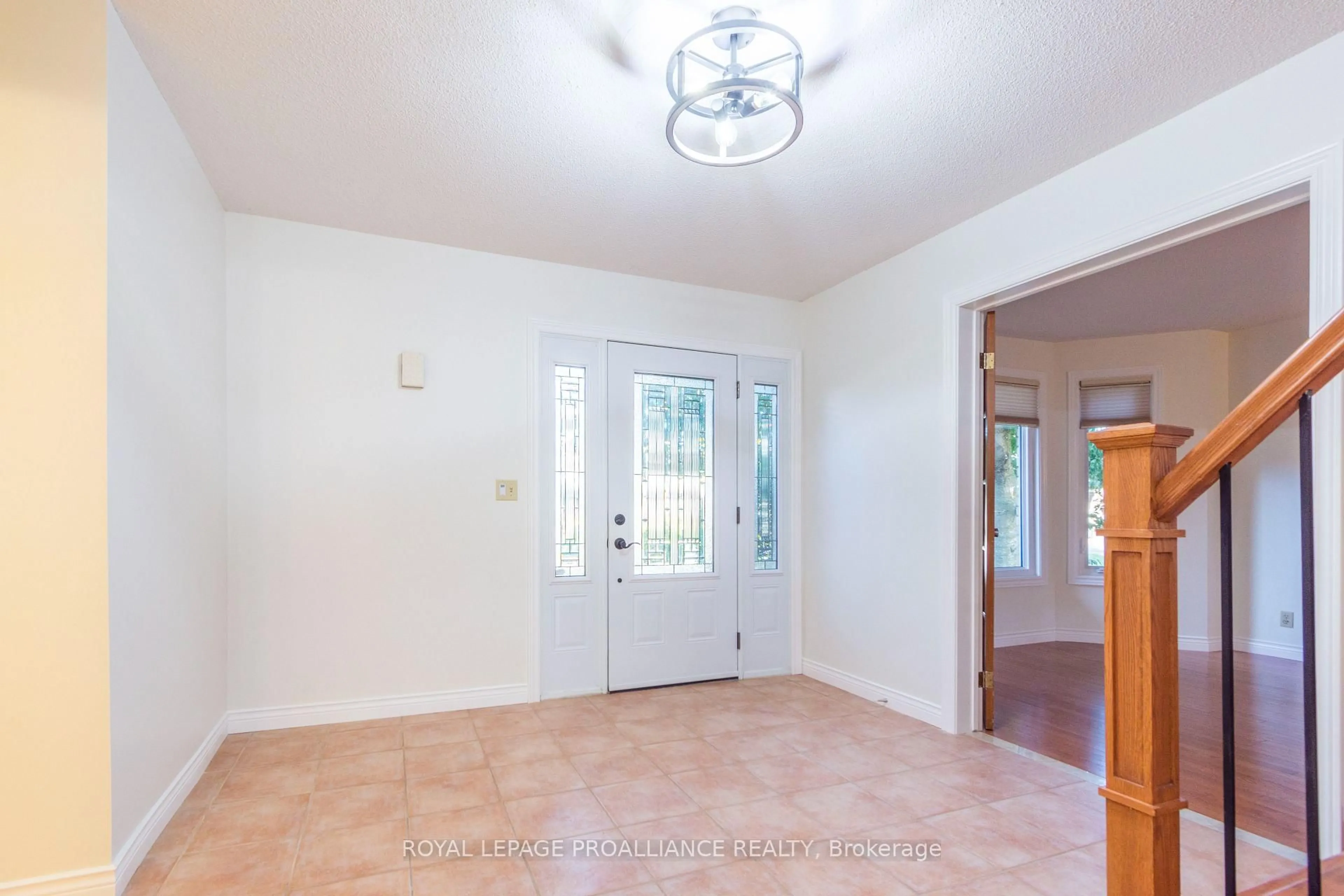 Indoor entryway for 37 Dungannon Dr, Belleville Ontario K8P 5E7