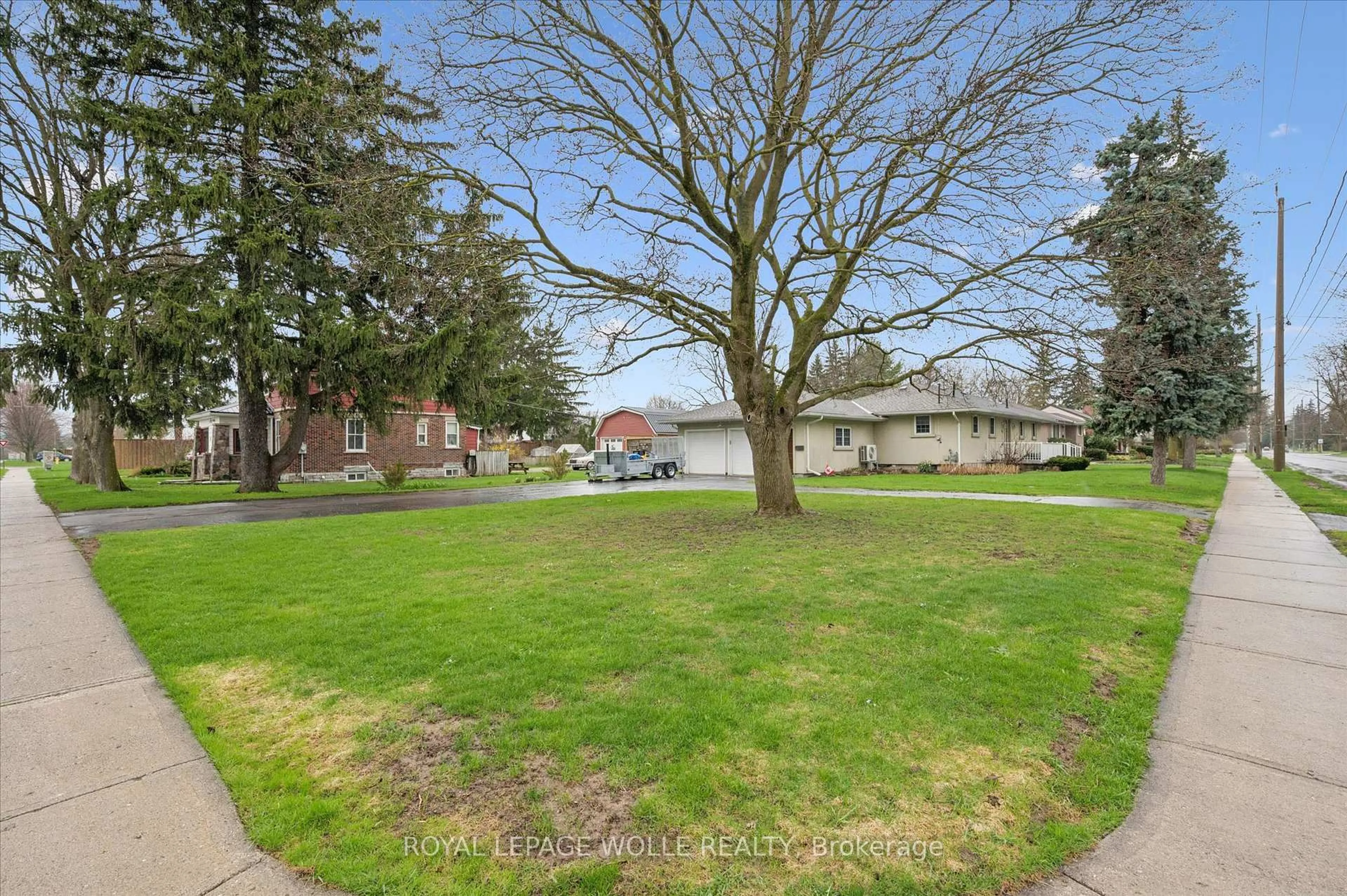 A pic from outside/outdoor area/front of a property/back of a property/a pic from drone, street for 407 West Gore St, Stratford Ontario N5A 1L2