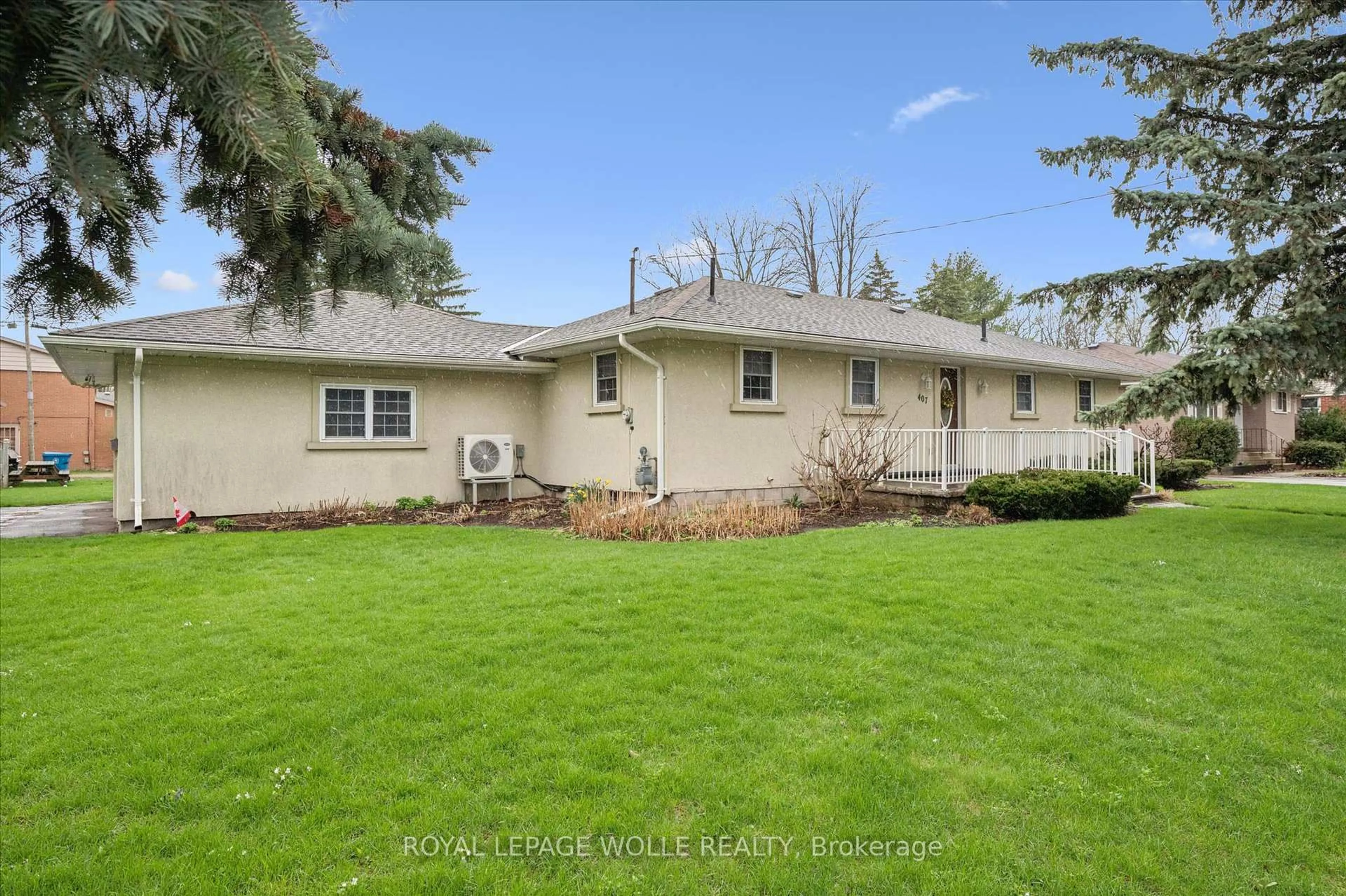 Home with vinyl exterior material, street for 407 West Gore St, Stratford Ontario N5A 1L2