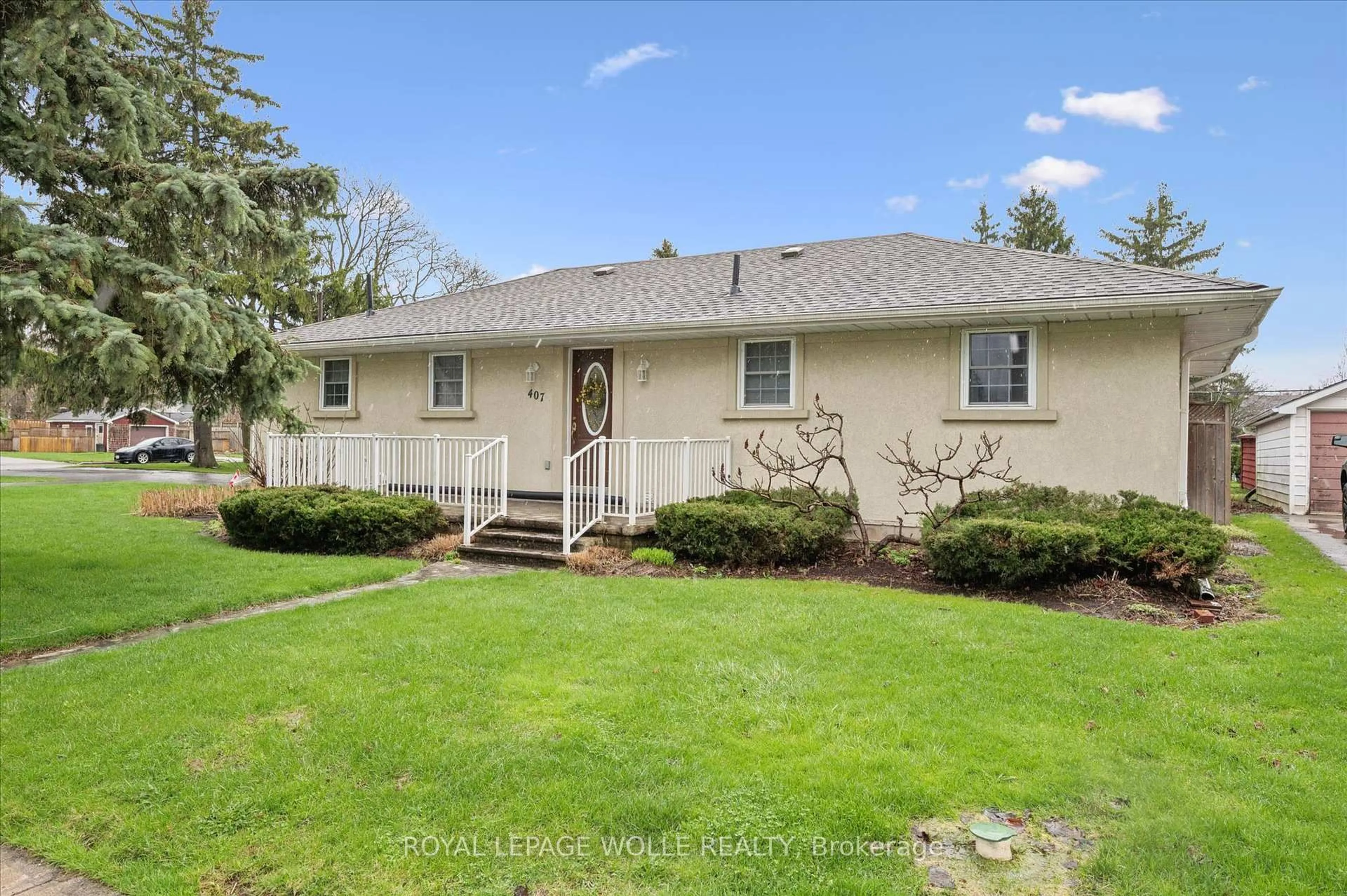 A pic from outside/outdoor area/front of a property/back of a property/a pic from drone, street for 407 West Gore St, Stratford Ontario N5A 1L2