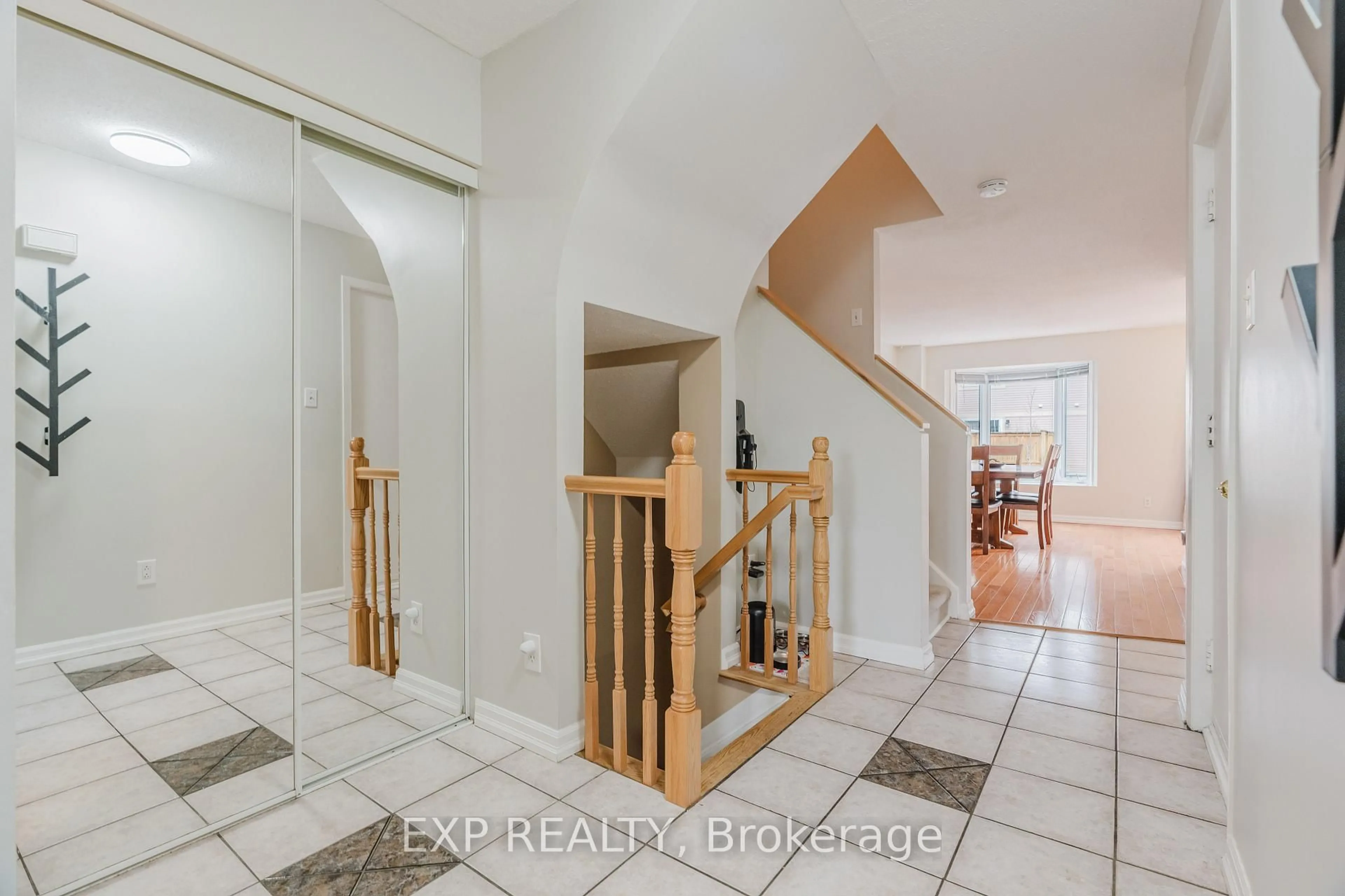 Indoor entryway for 378 Valade Cres, Orleans Ontario K4A 2V8