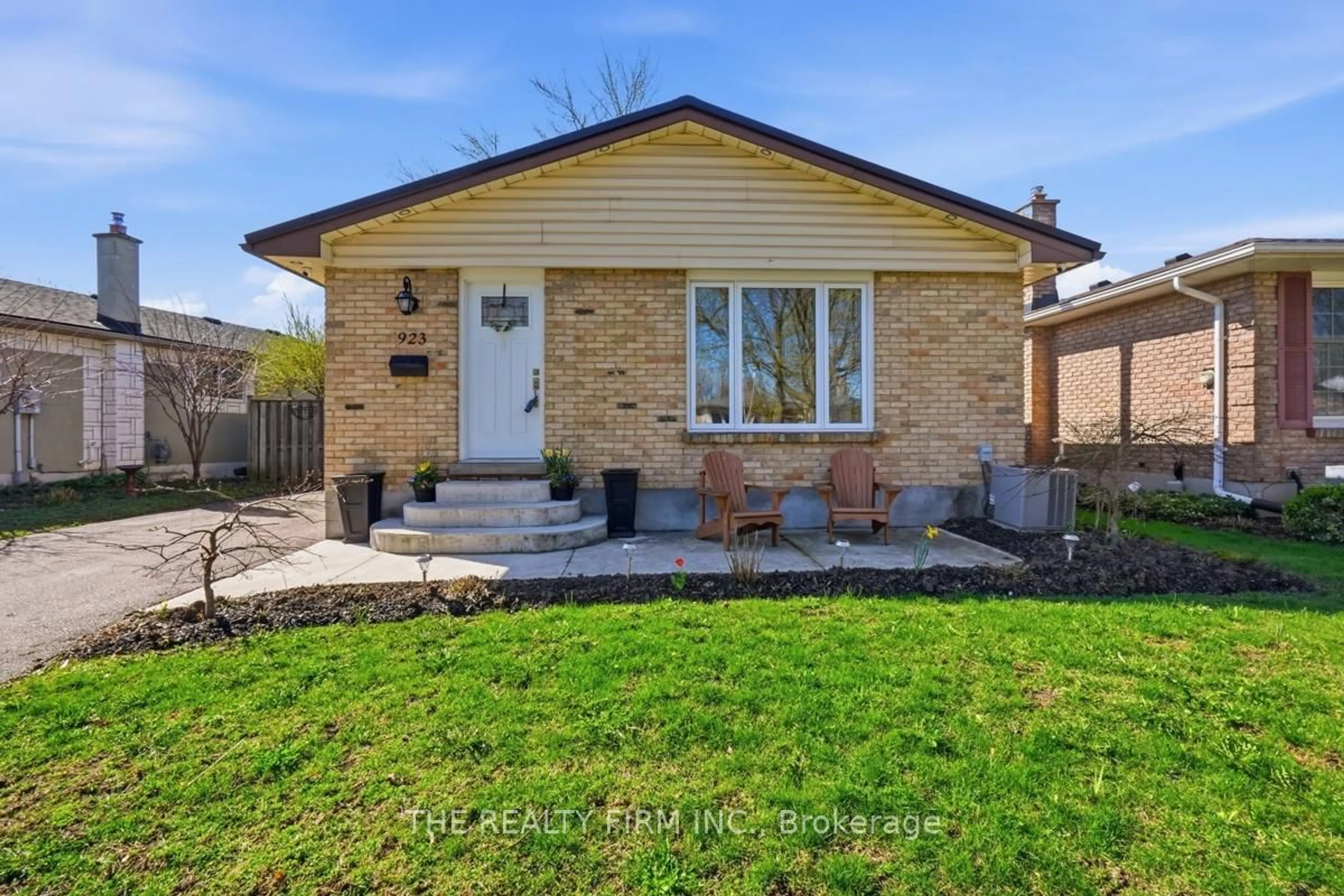 Home with brick exterior material, street for 923 Willow Lane, London South Ontario N6E 1H4