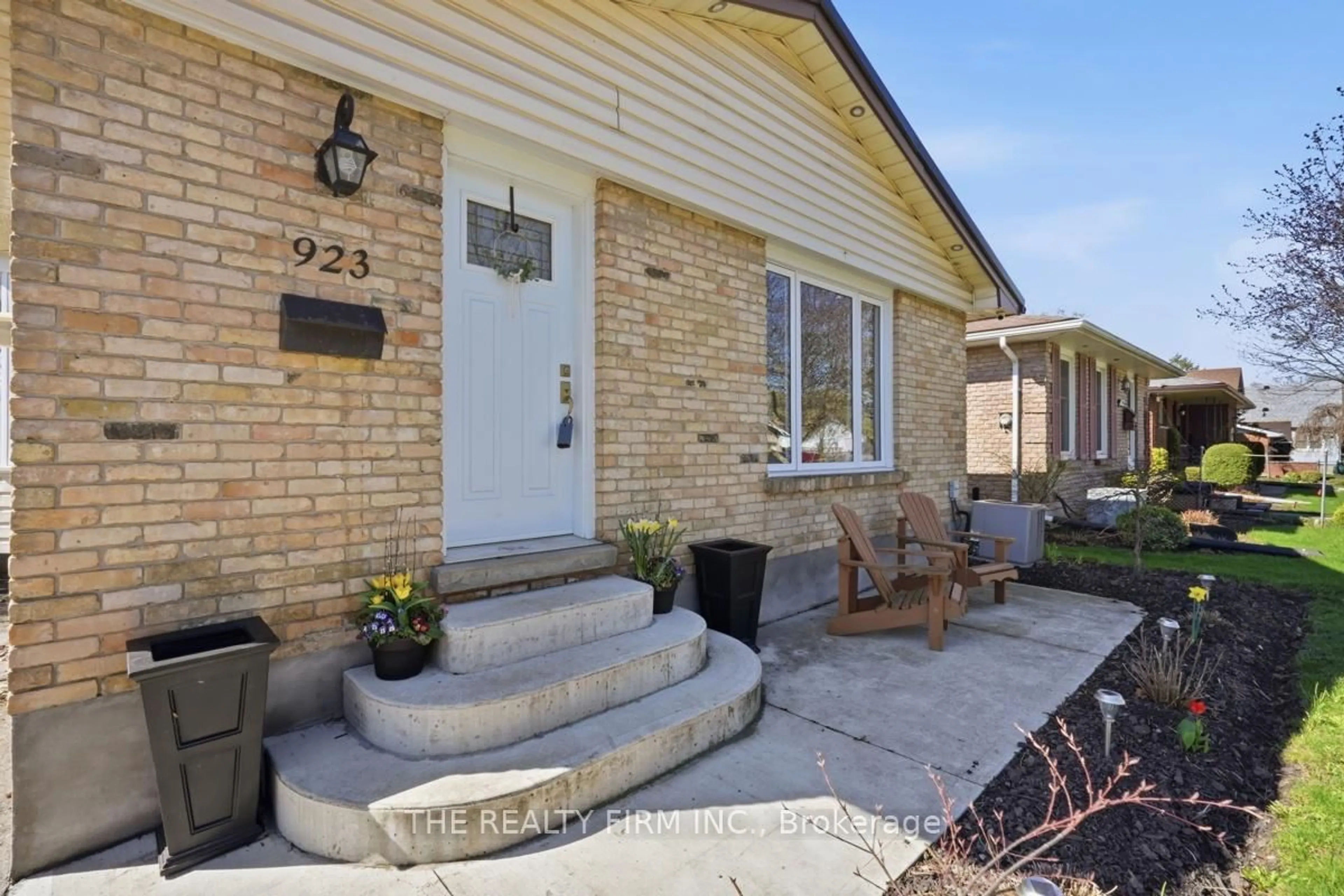Home with brick exterior material, street for 923 Willow Lane, London South Ontario N6E 1H4