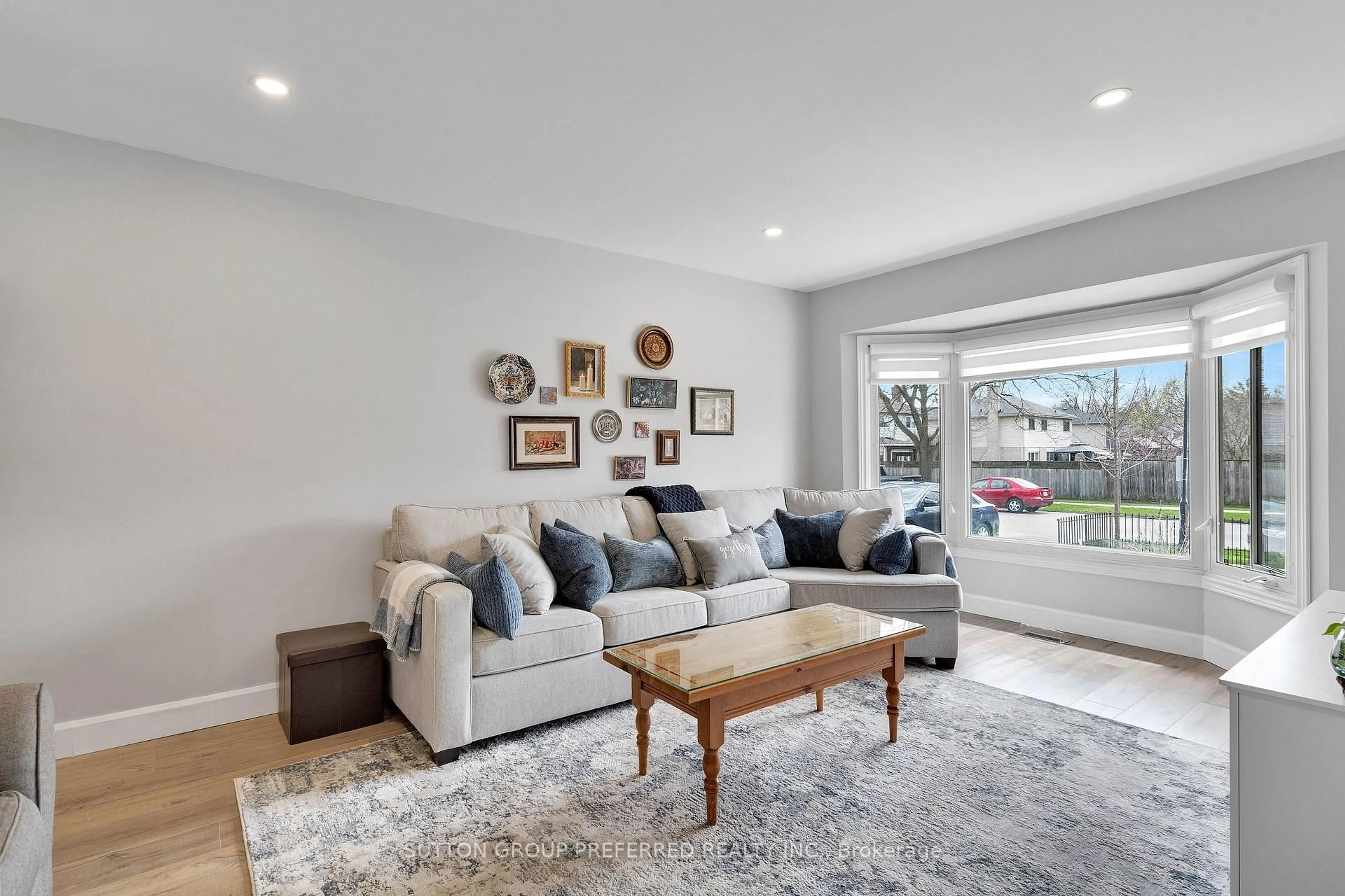 Living room with furniture, unknown for 122 Laurel St, London North Ontario N6H 4X1