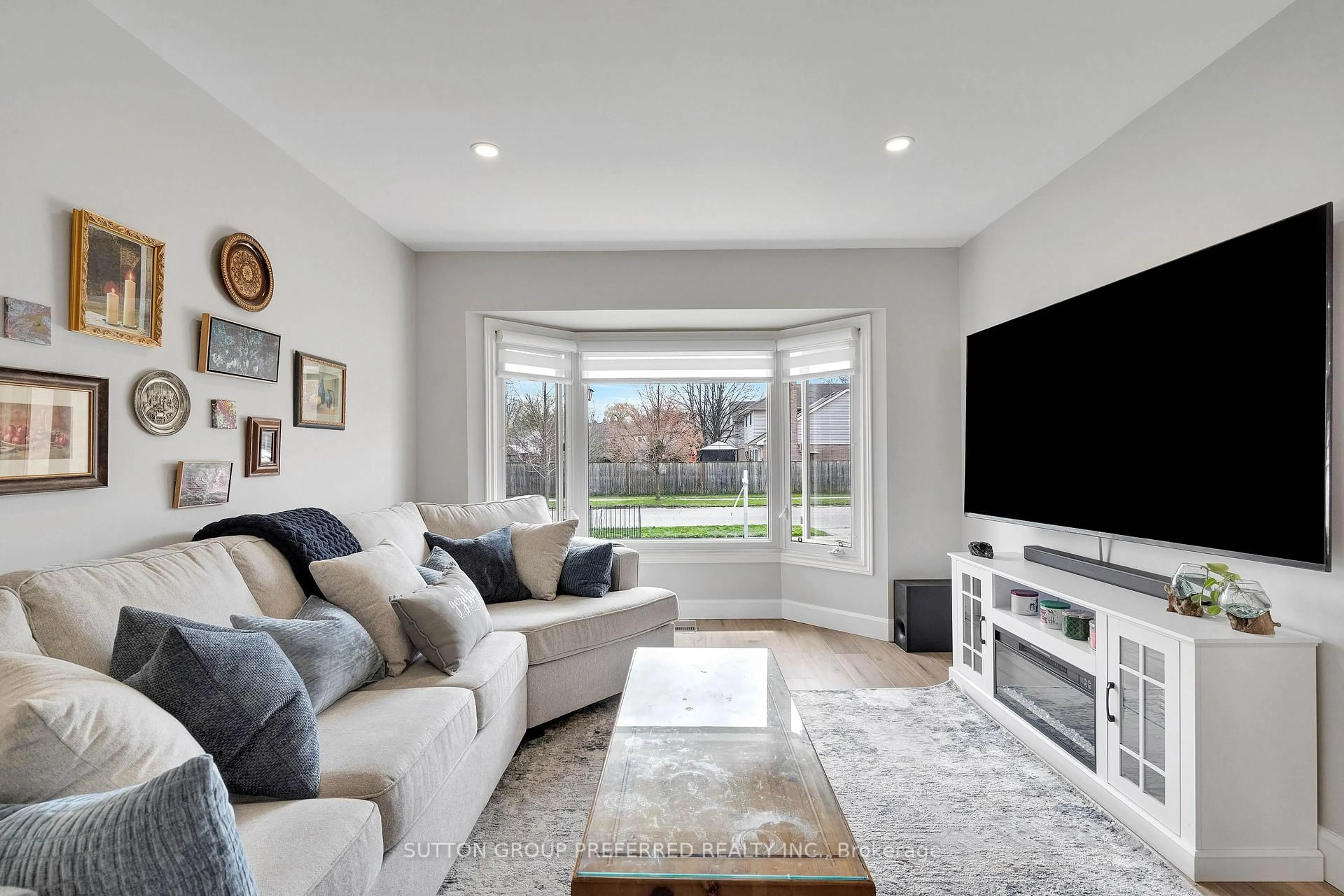 Living room with furniture, unknown for 122 Laurel St, London North Ontario N6H 4X1