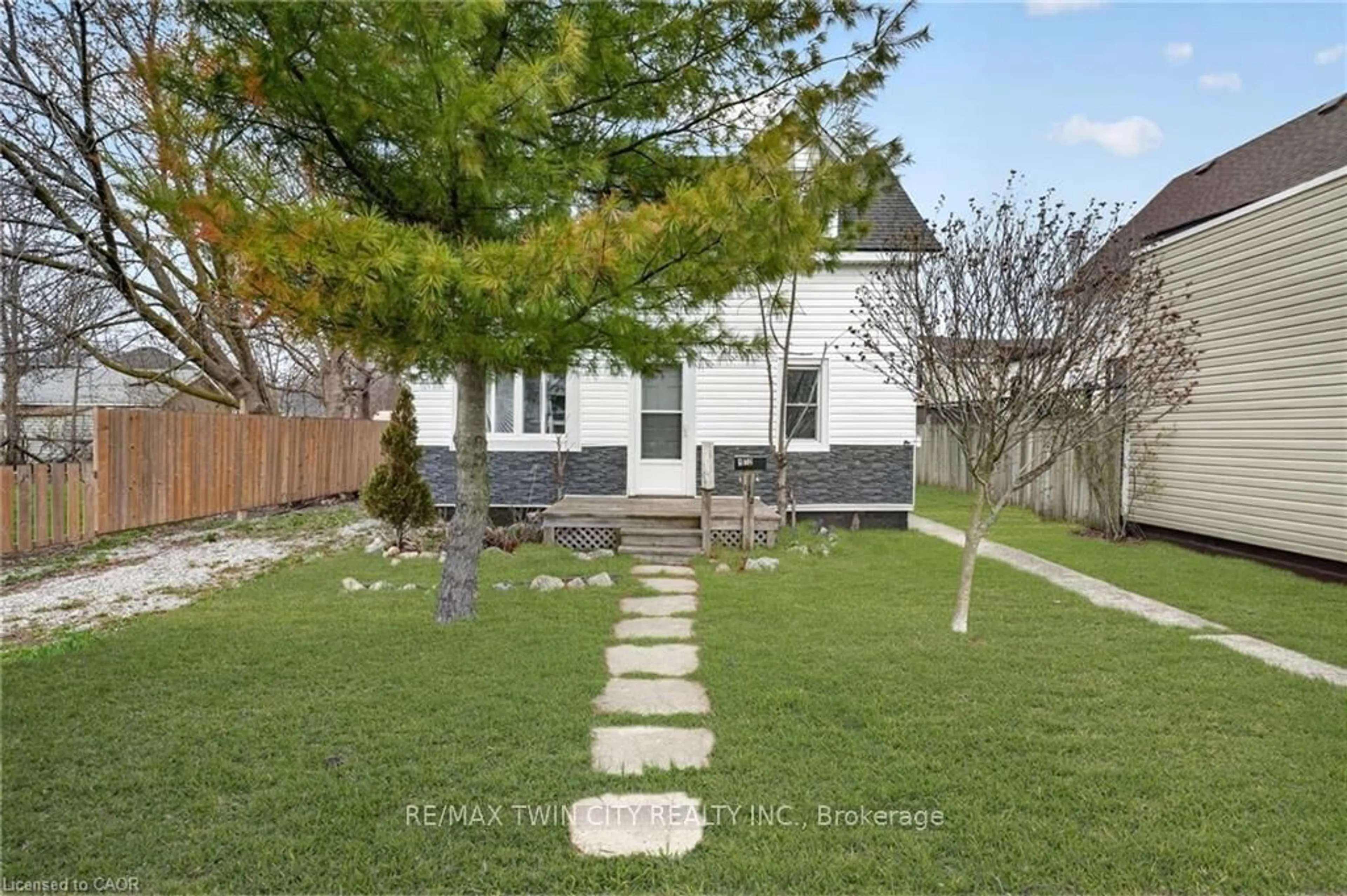 A pic from outside/outdoor area/front of a property/back of a property/a pic from drone, street for 172 Fraser St, Port Colborne Ontario L3K 1E6