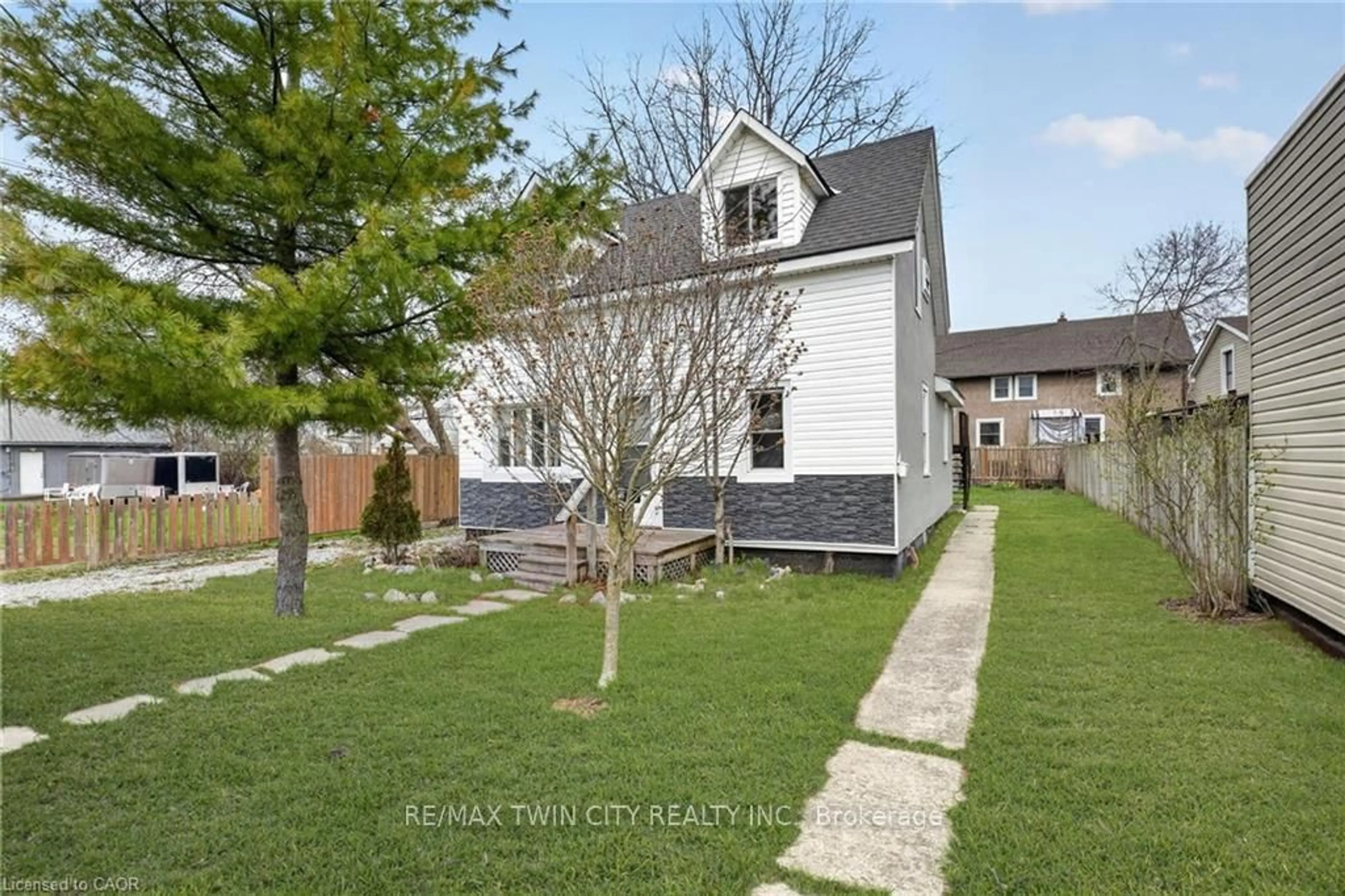 A pic from outside/outdoor area/front of a property/back of a property/a pic from drone, street for 172 Fraser St, Port Colborne Ontario L3K 1E6