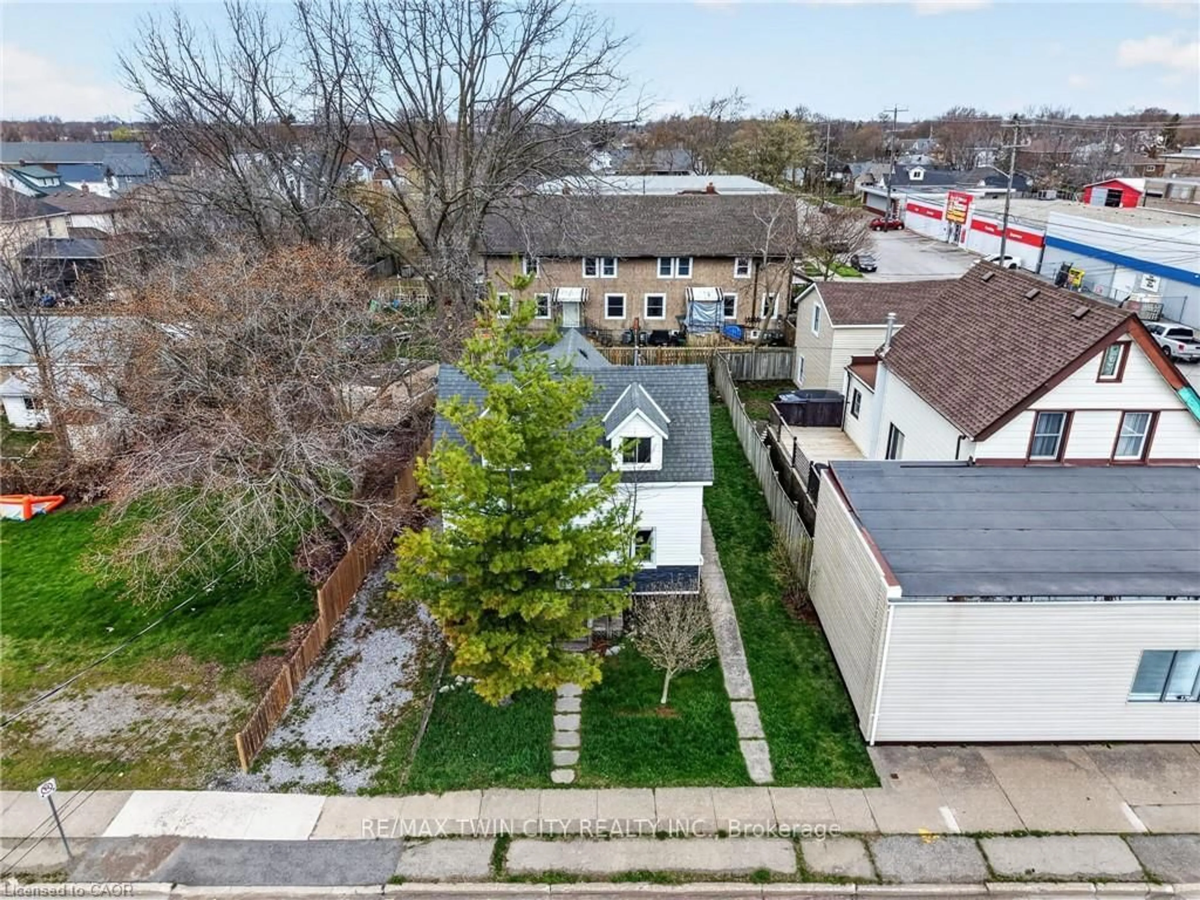 A pic from outside/outdoor area/front of a property/back of a property/a pic from drone, street for 172 Fraser St, Port Colborne Ontario L3K 1E6