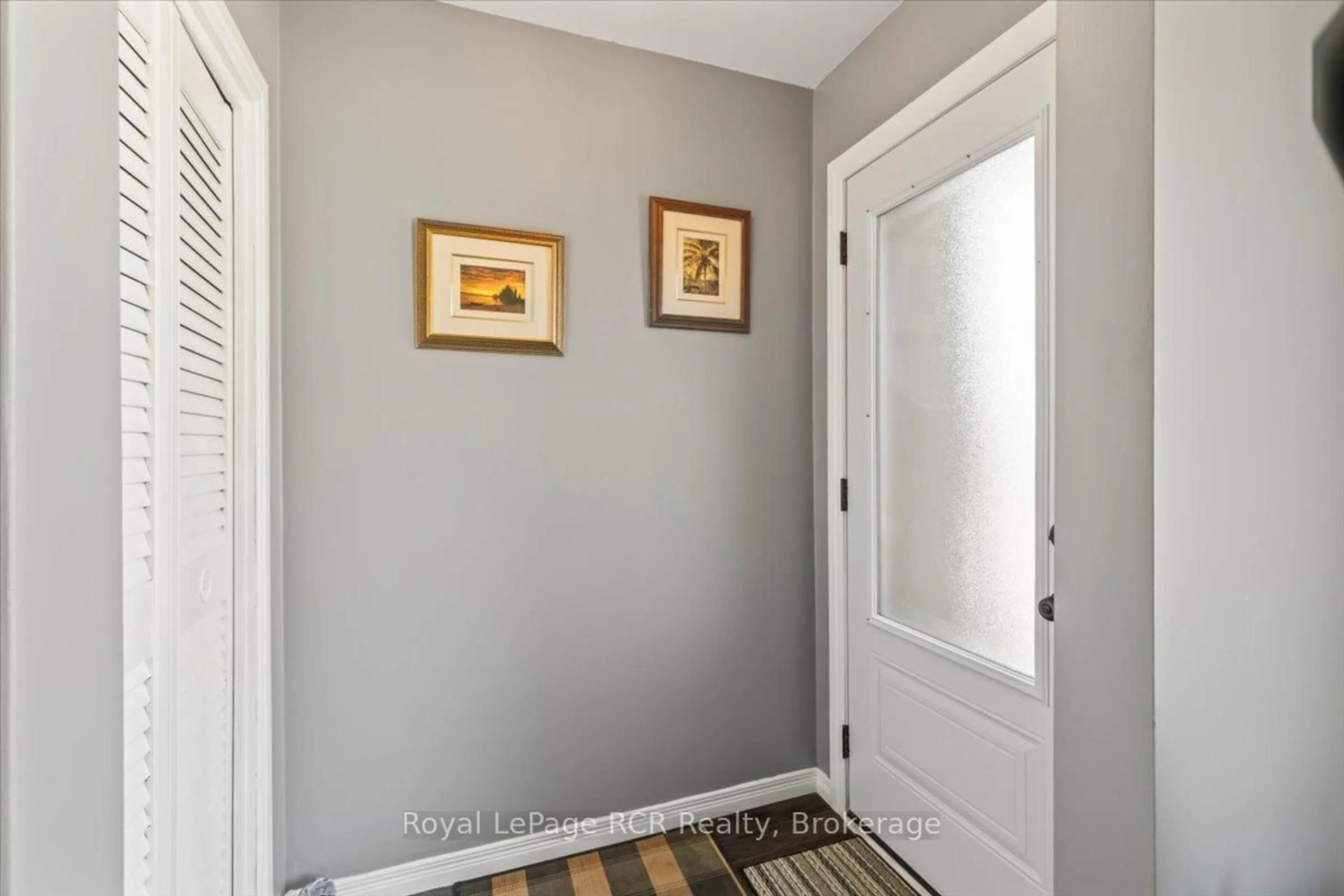Indoor entryway for 601 17th Ave, Hanover Ontario N4N 3B1